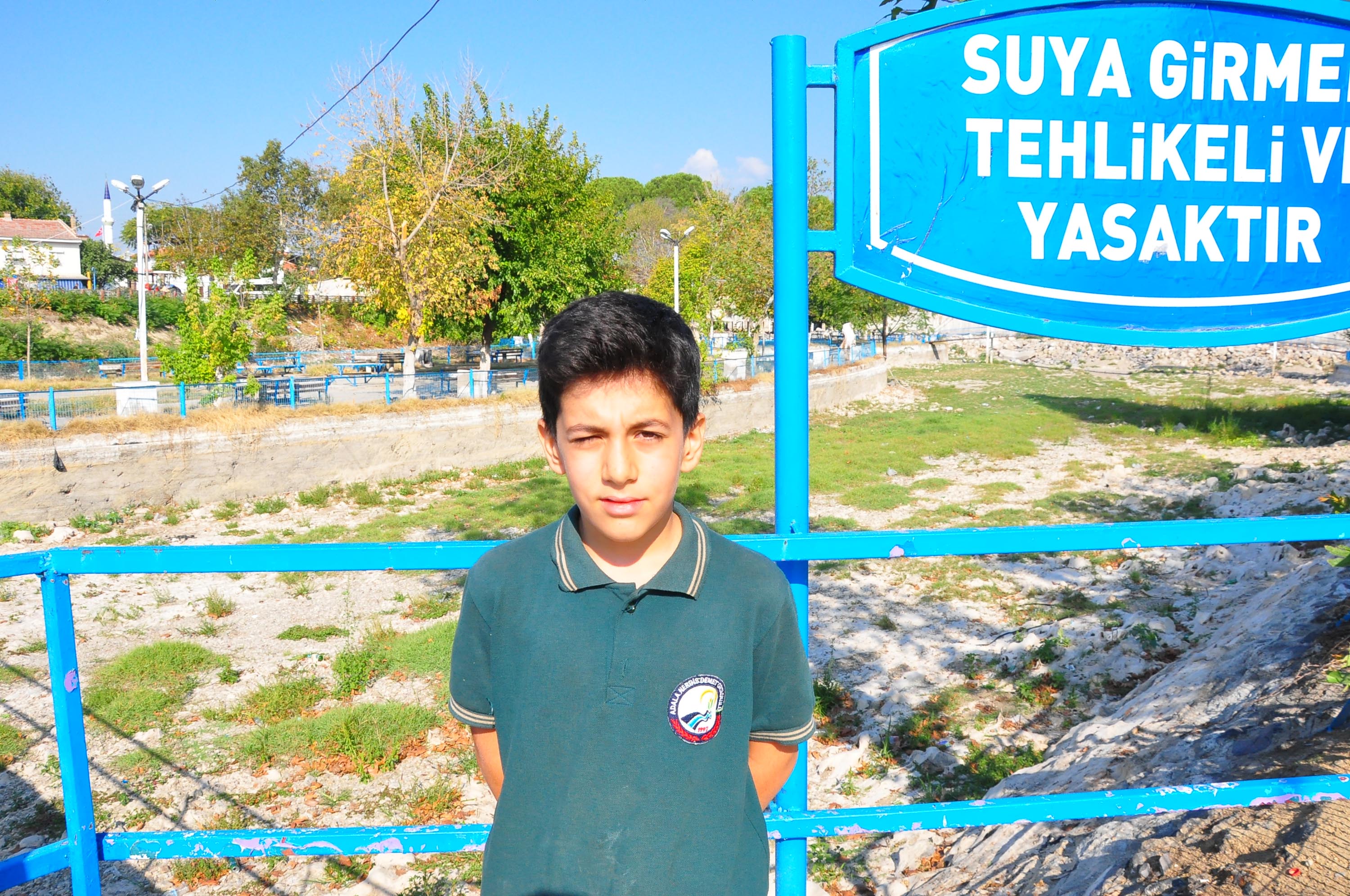 Gediz kurudu, öğrenciler boş nehir yatağına olta attı