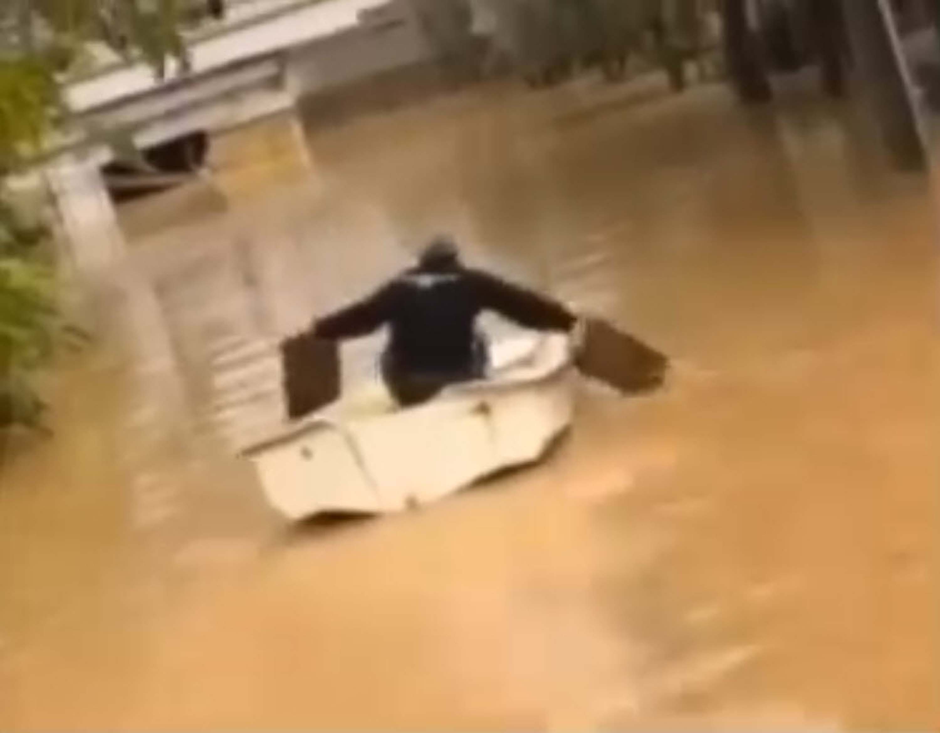 Foça'yı sağanak vurdu!