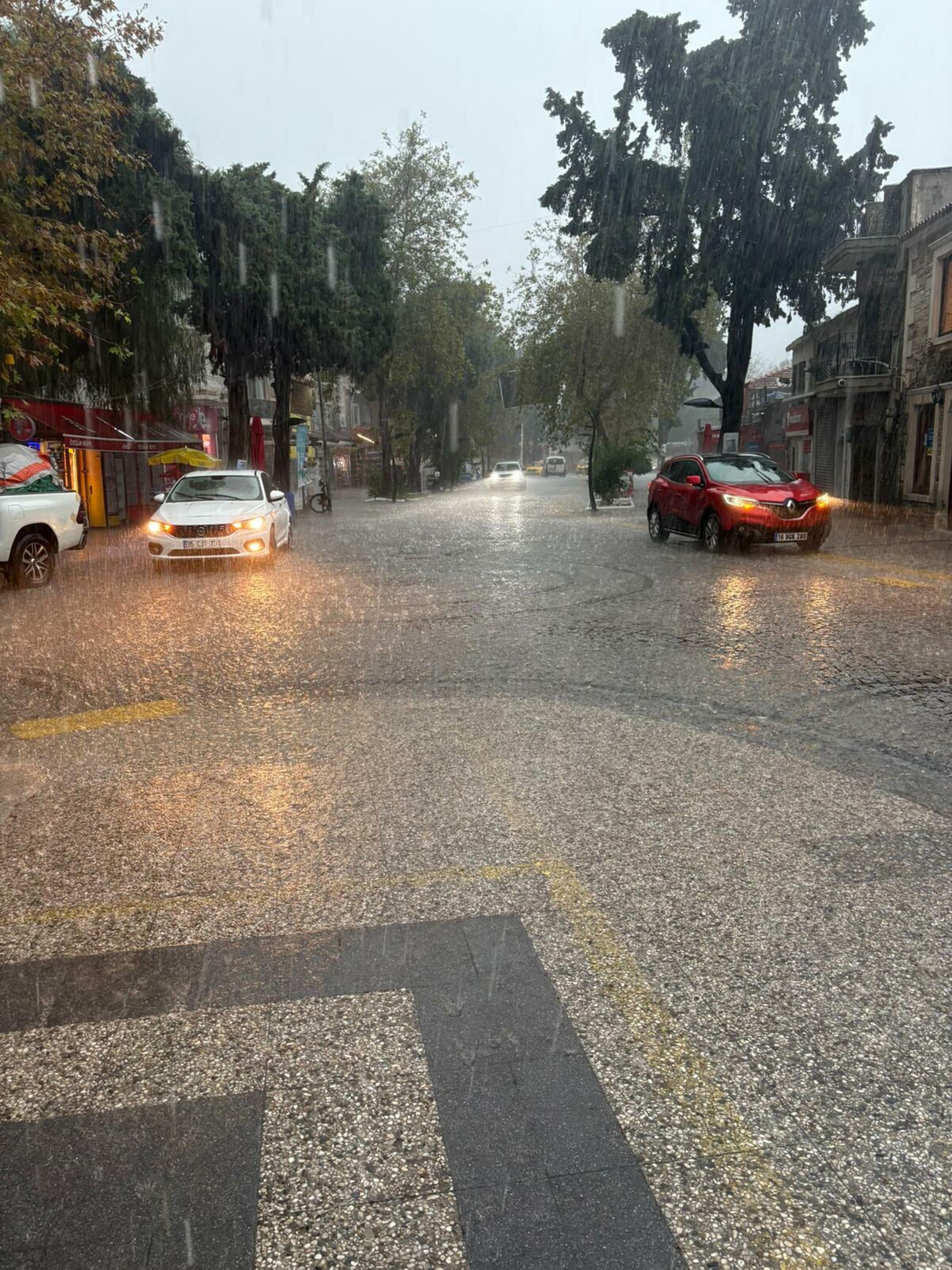 Foça'yı sağanak vurdu!