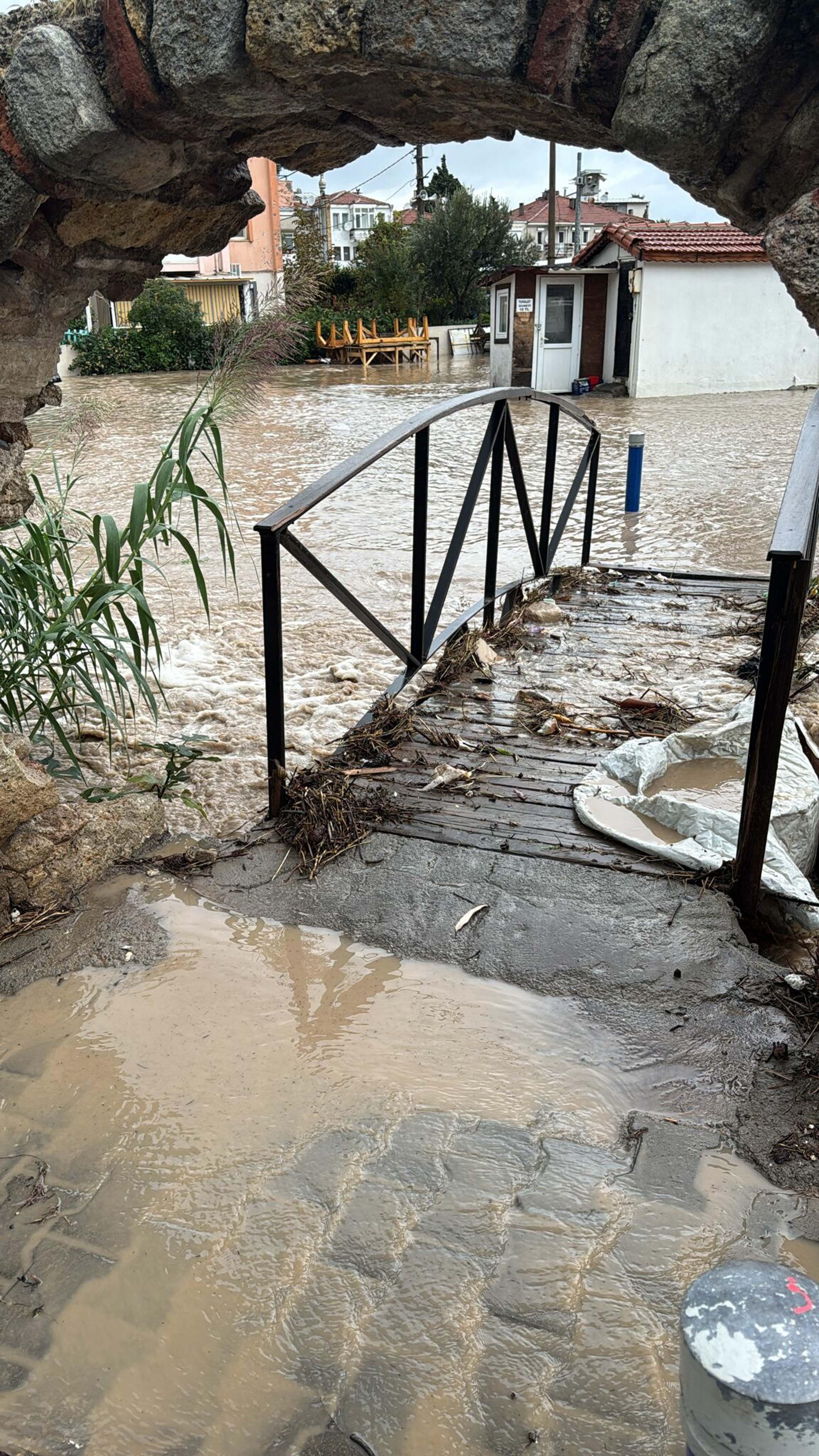 Foça'yı sağanak vurdu!