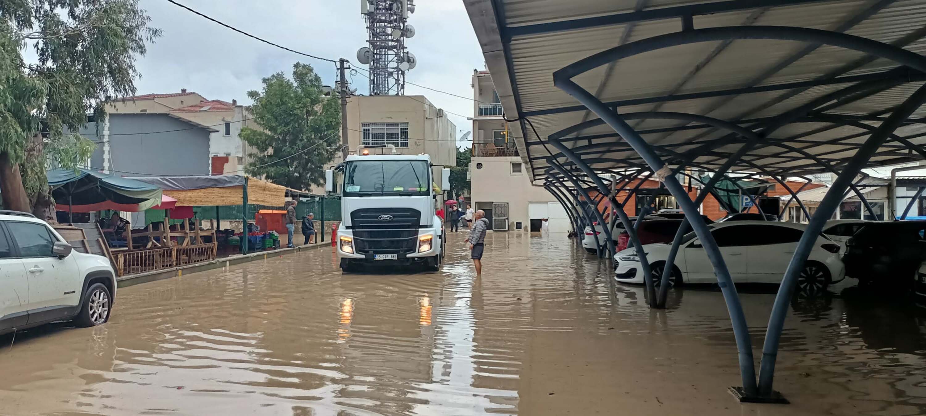 Foça'yı sağanak vurdu!
