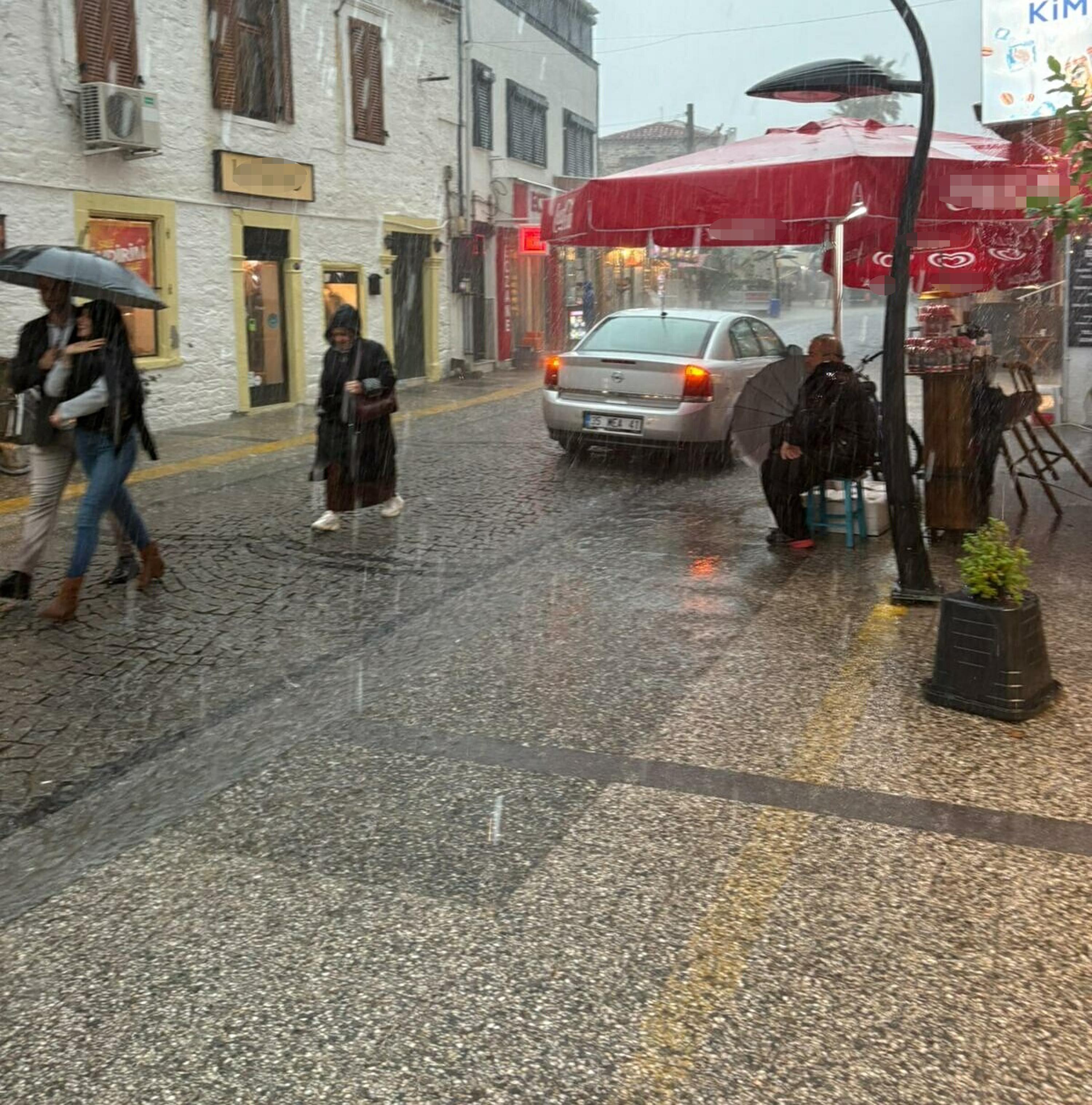 Foça'yı sağanak vurdu!