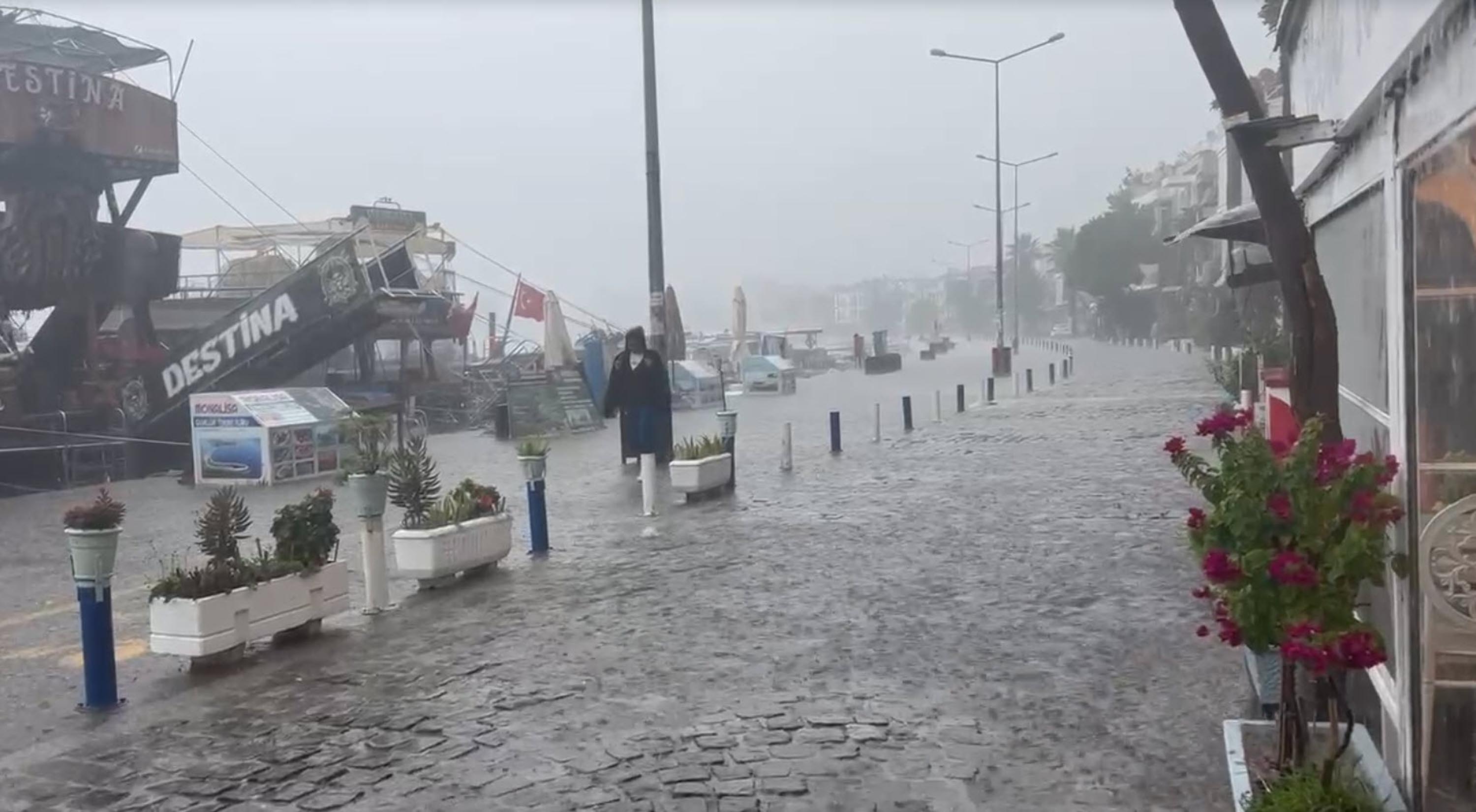 Foça'yı sağanak vurdu!