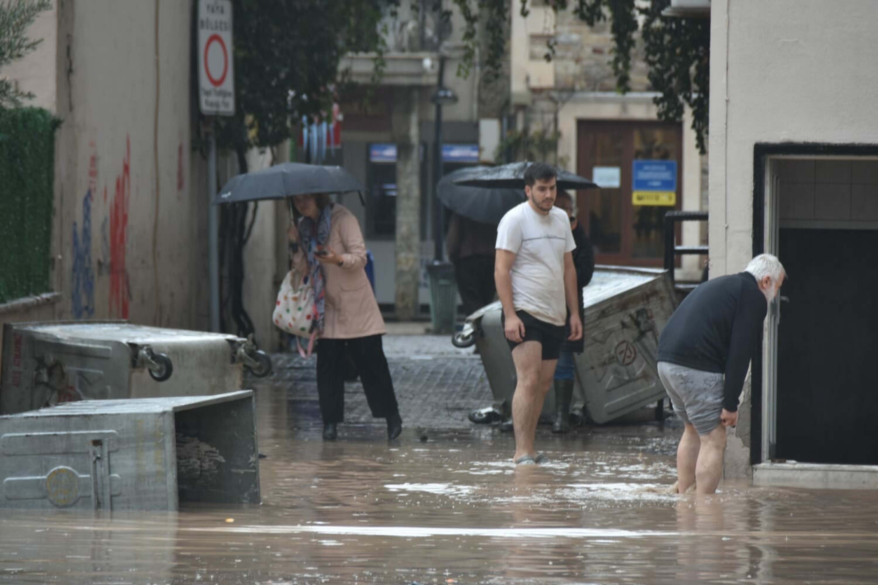 Foça'yı sağanak vurdu!