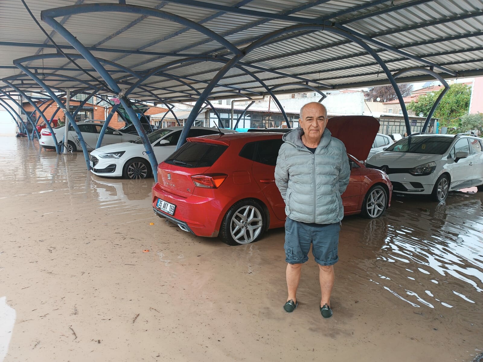 Foça'yı sağanak vurdu!