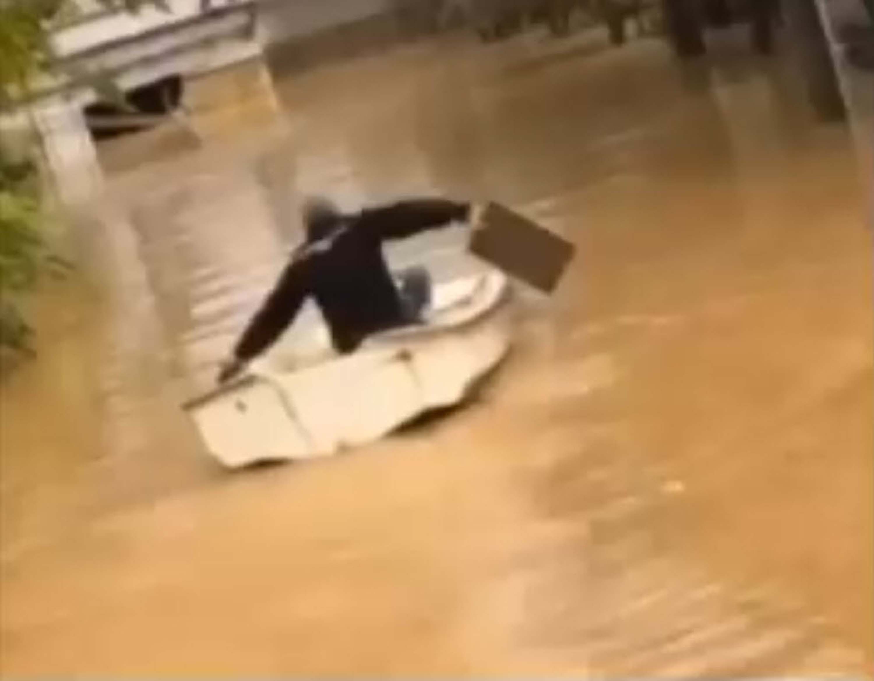 Foça'yı sağanak vurdu!