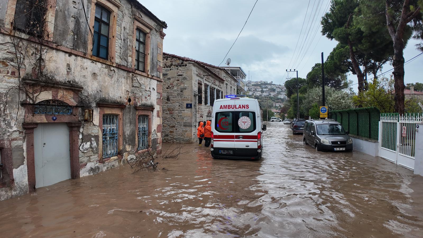 Foça'yı sağanak vurdu!