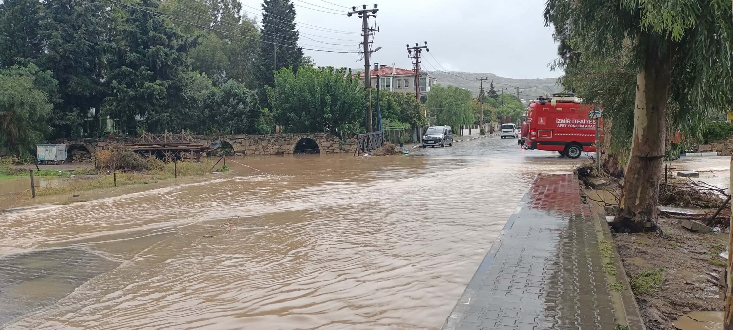 Foça'yı sağanak vurdu!