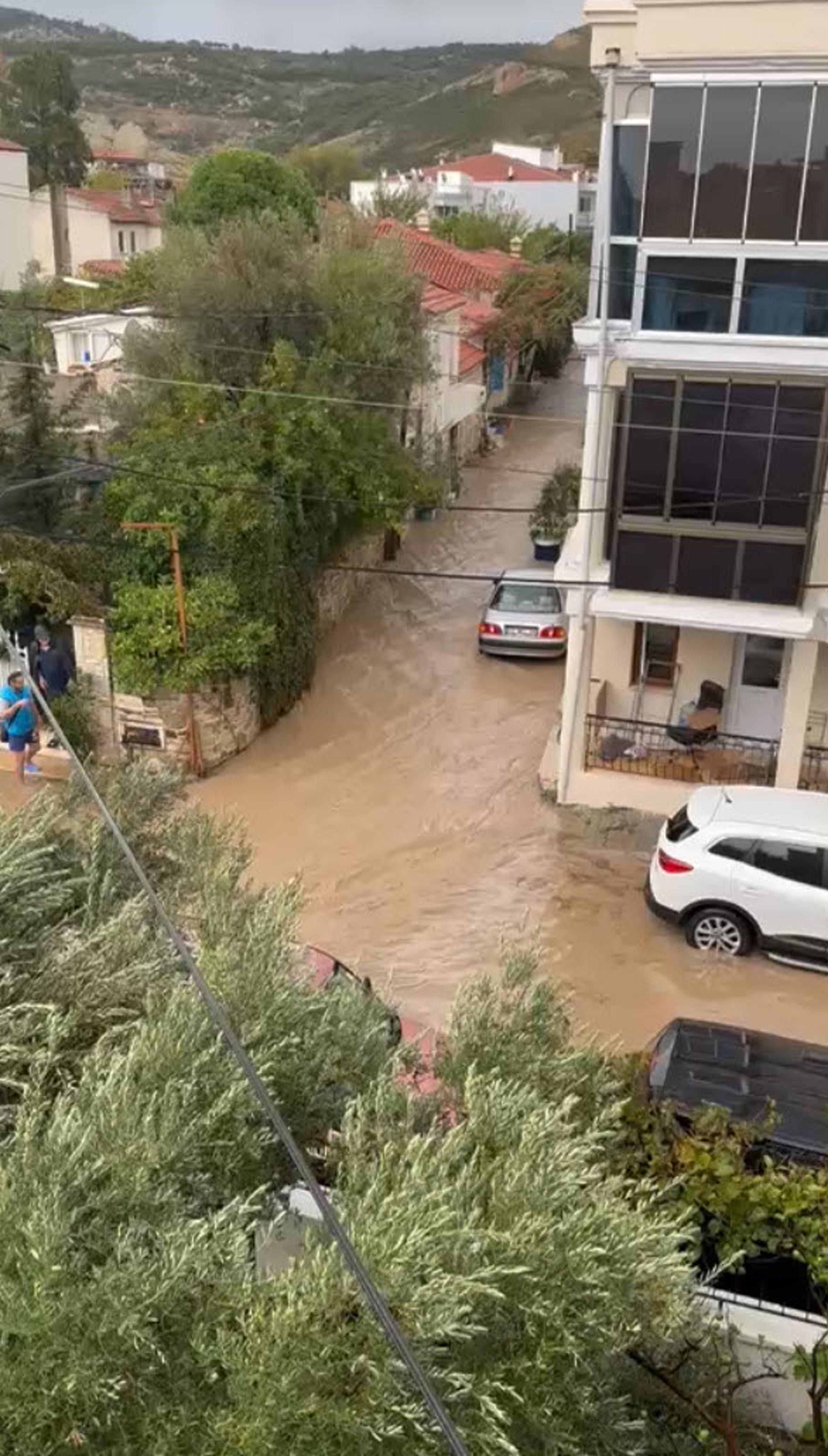 Foça'yı sağanak vurdu!