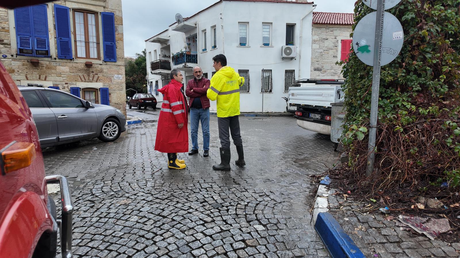 Foça'yı sağanak vurdu!