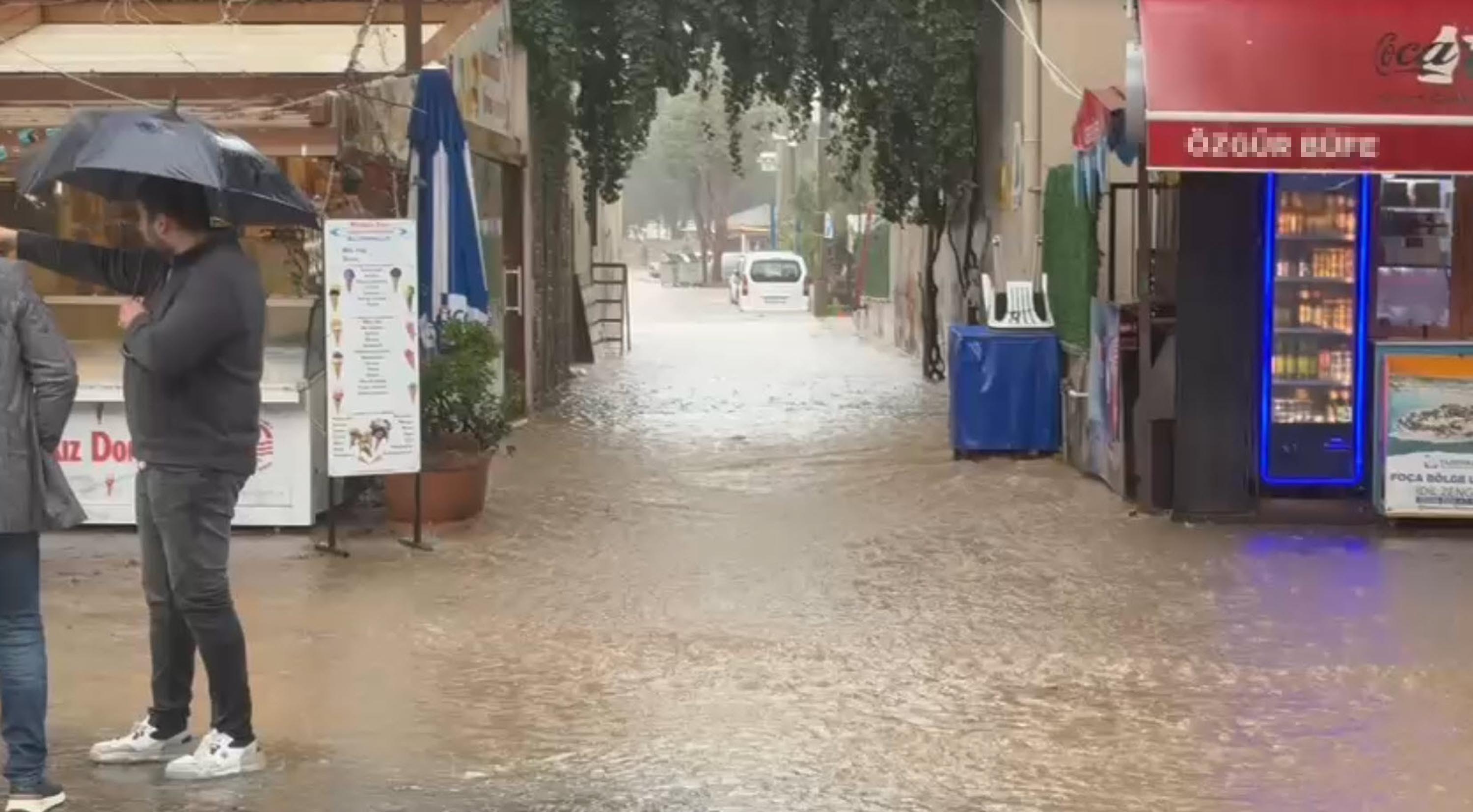 Foça'yı sağanak vurdu!