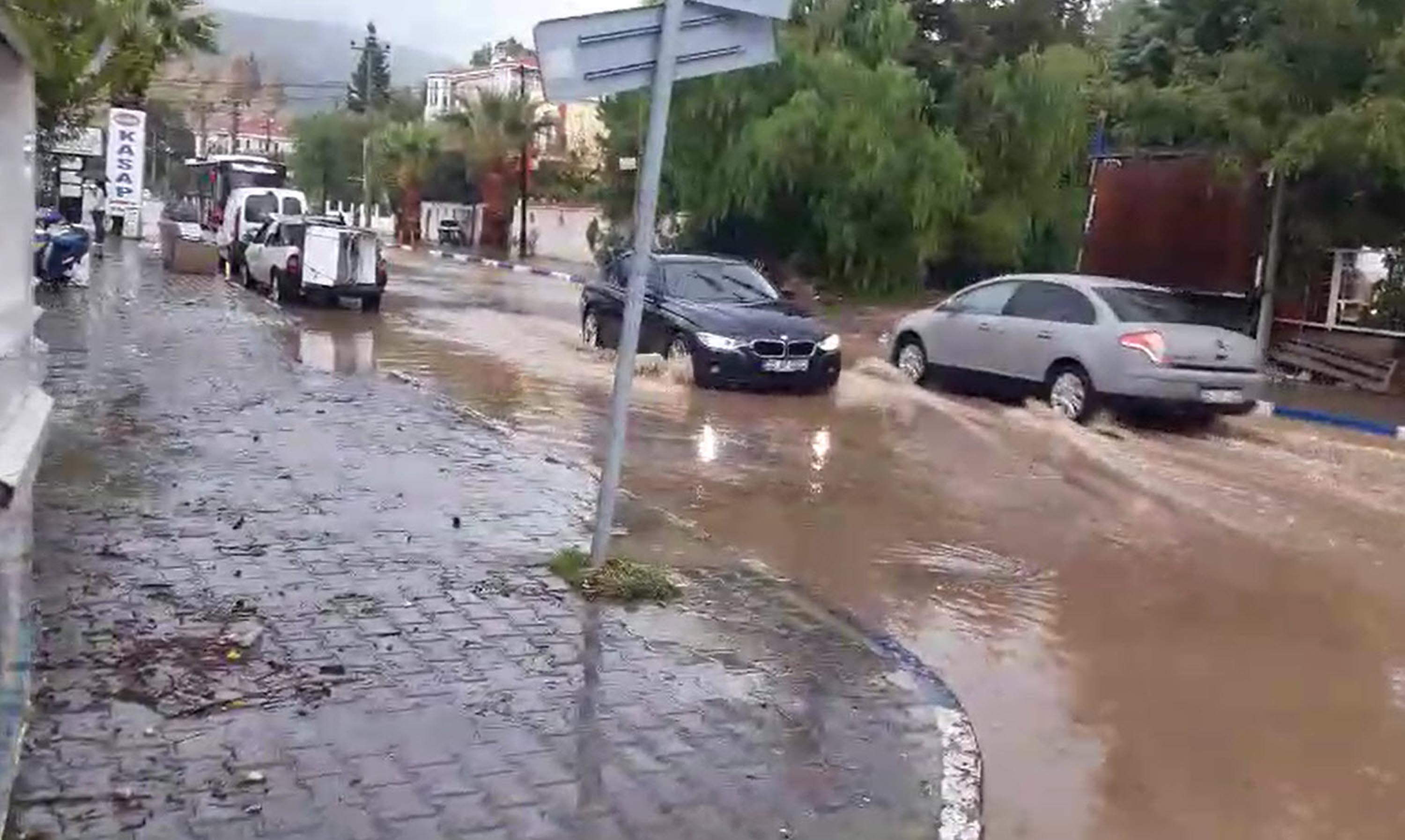 Foça'yı sağanak vurdu!