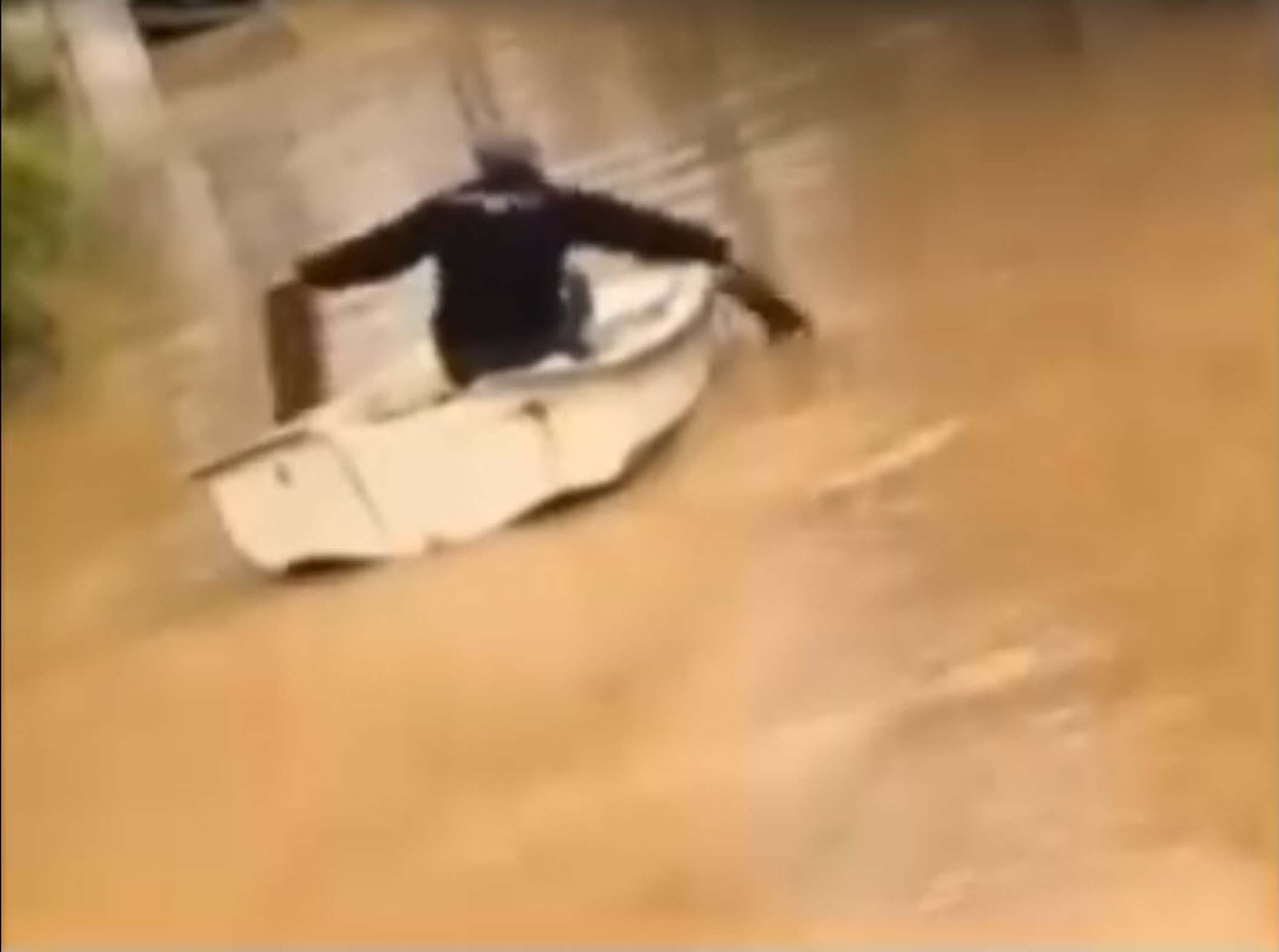 Foça'yı sağanak vurdu!