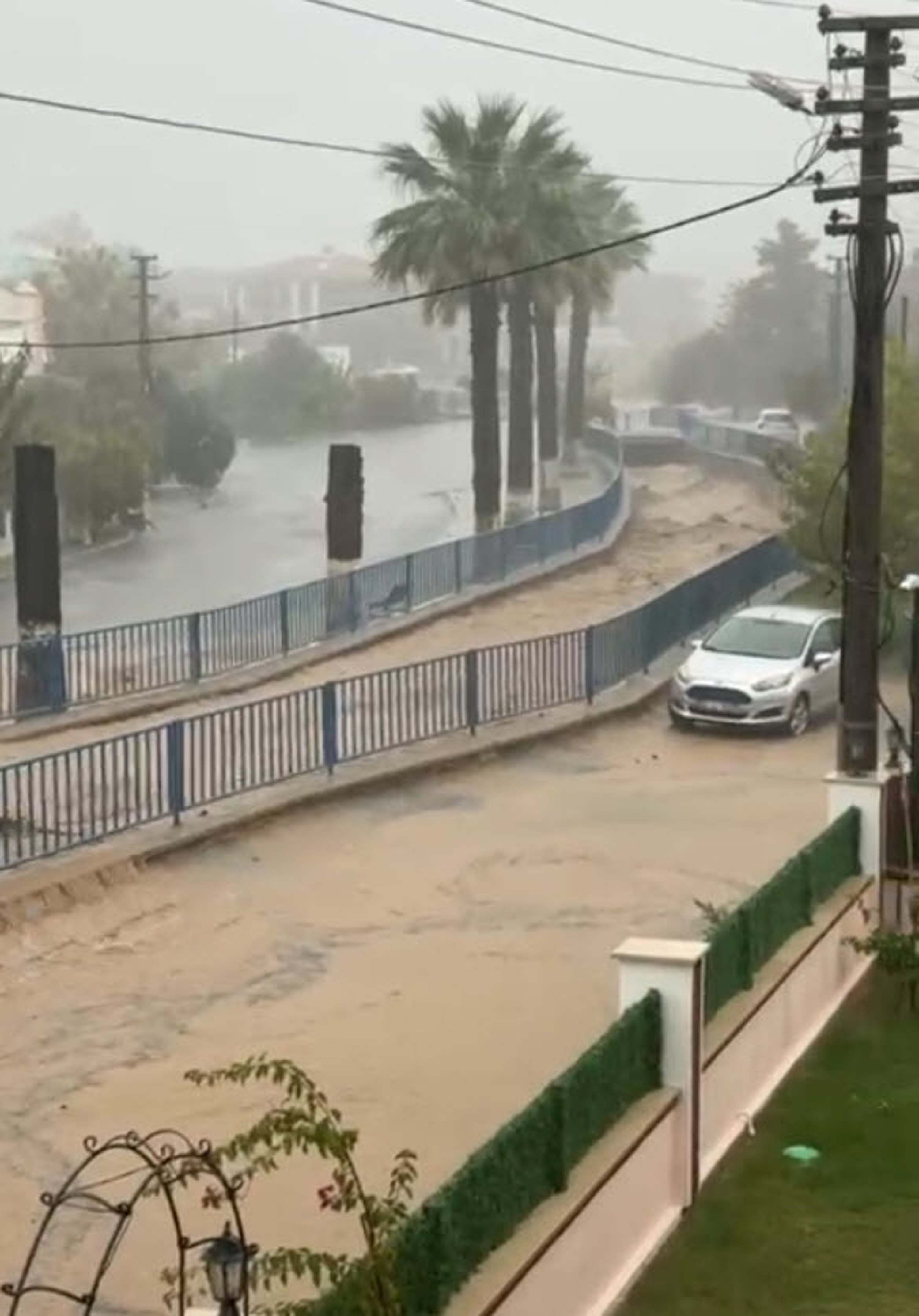 Foça'yı sağanak vurdu!