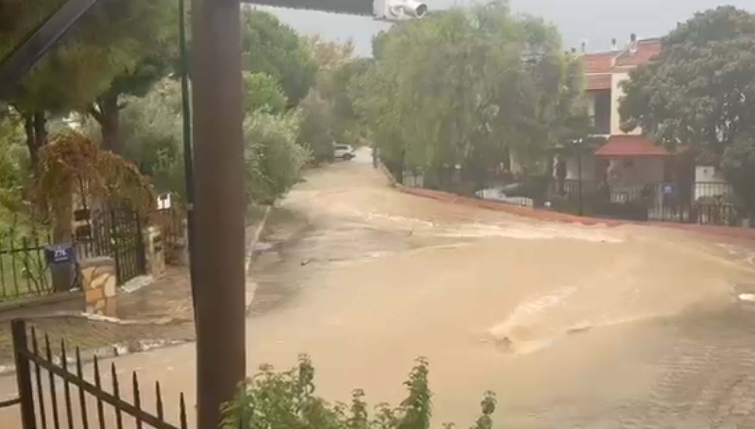 Foça'yı sağanak vurdu!