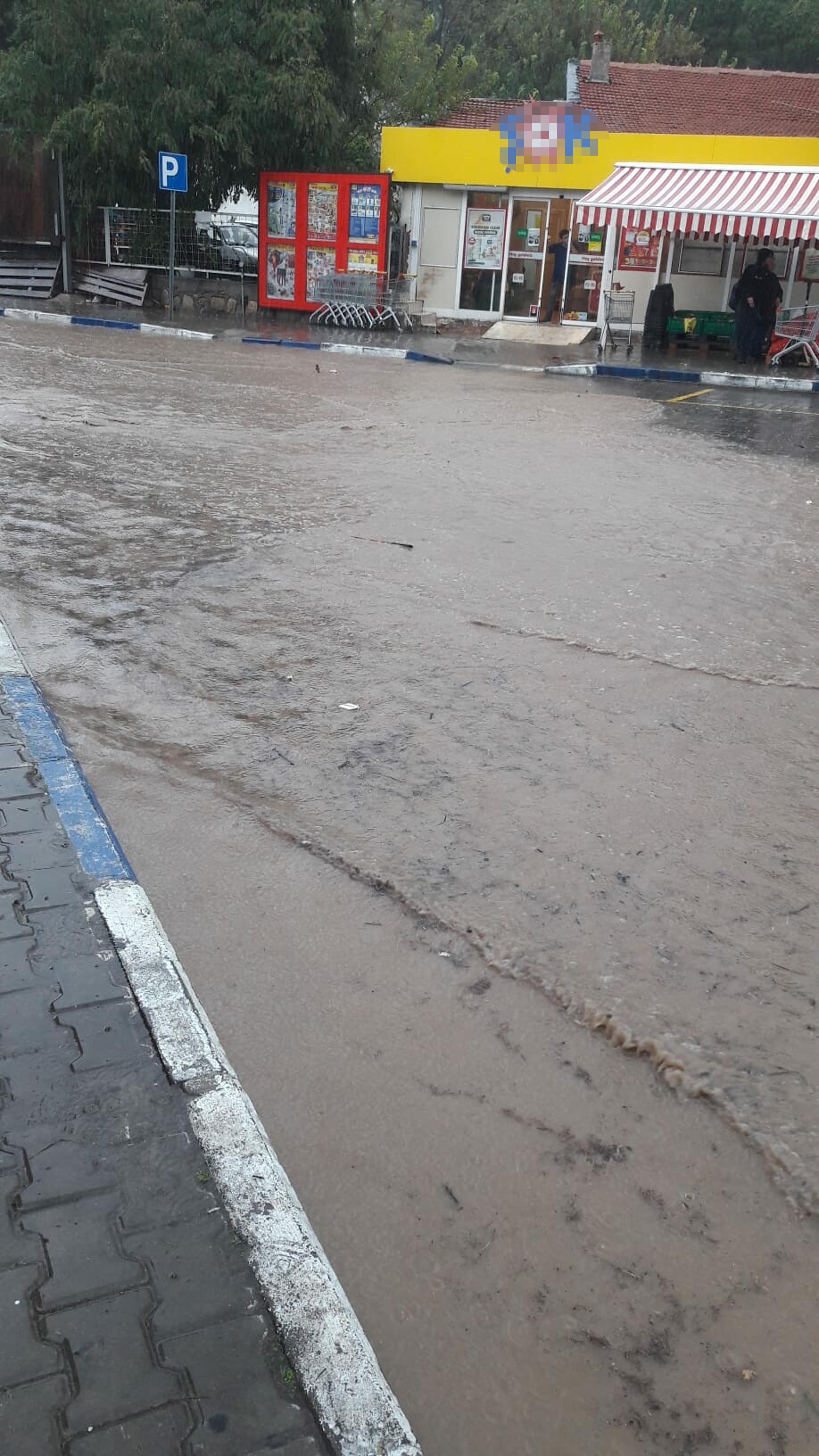 Foça'yı sağanak vurdu!