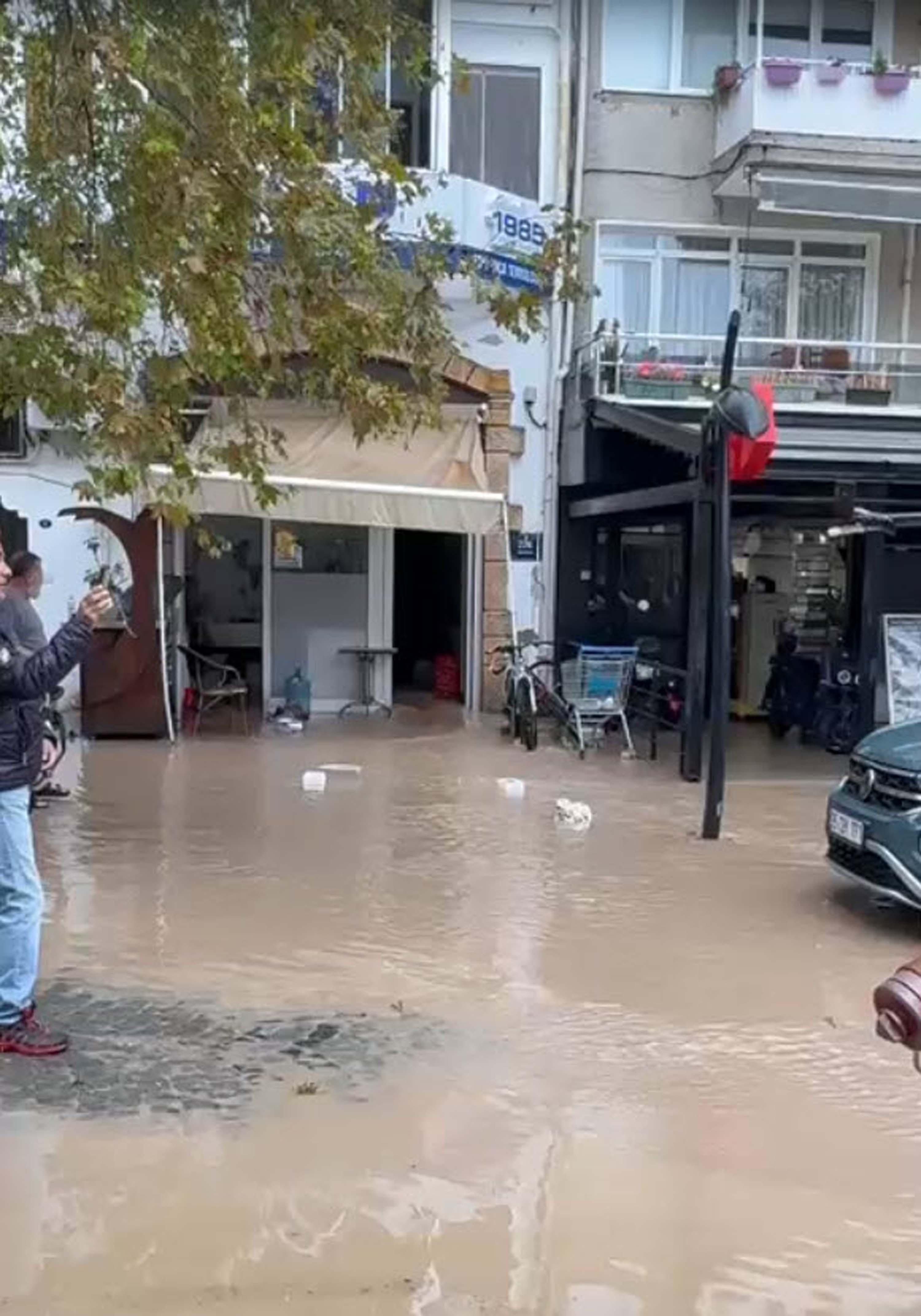 Foça'yı sağanak vurdu!