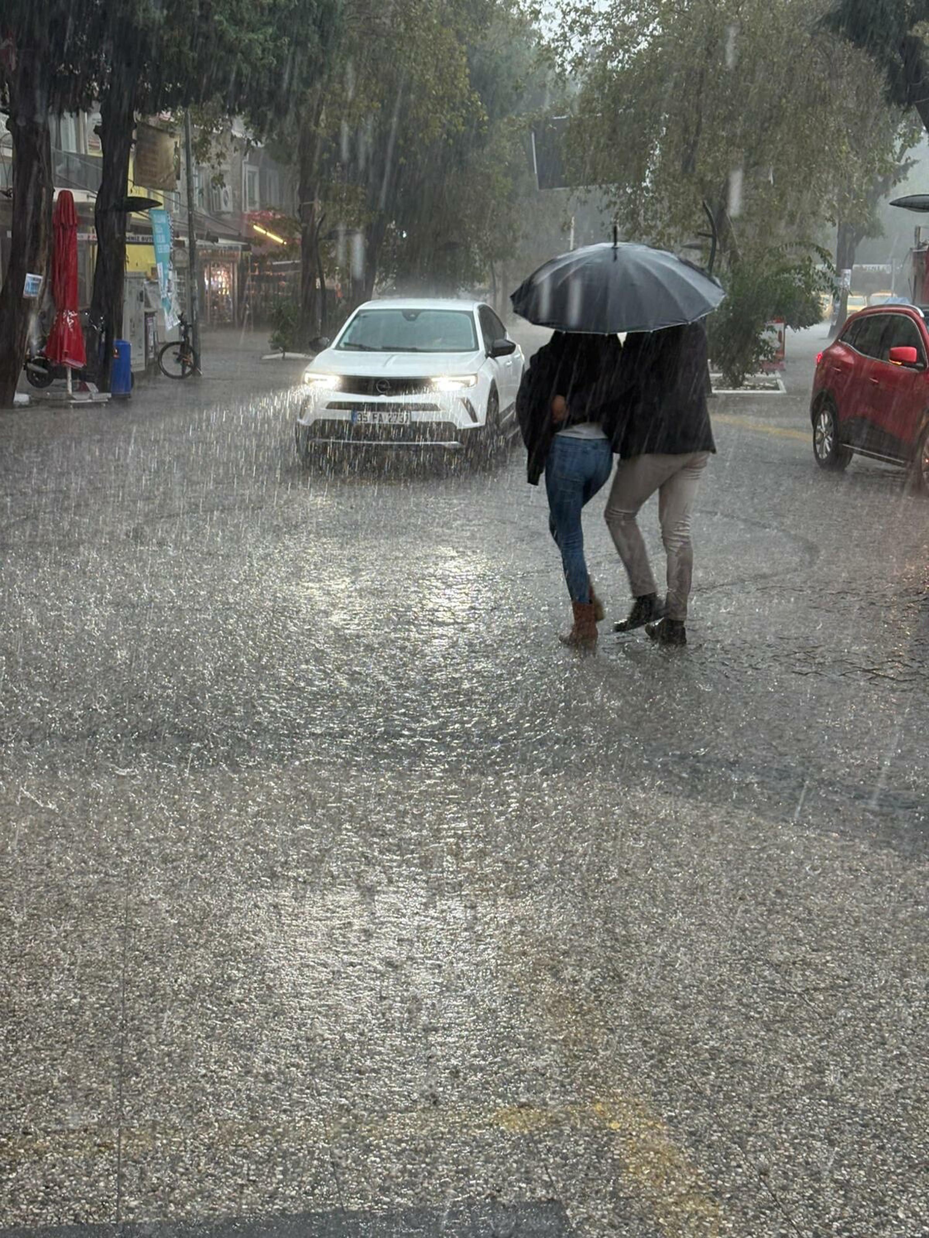 Foça'yı sağanak vurdu!