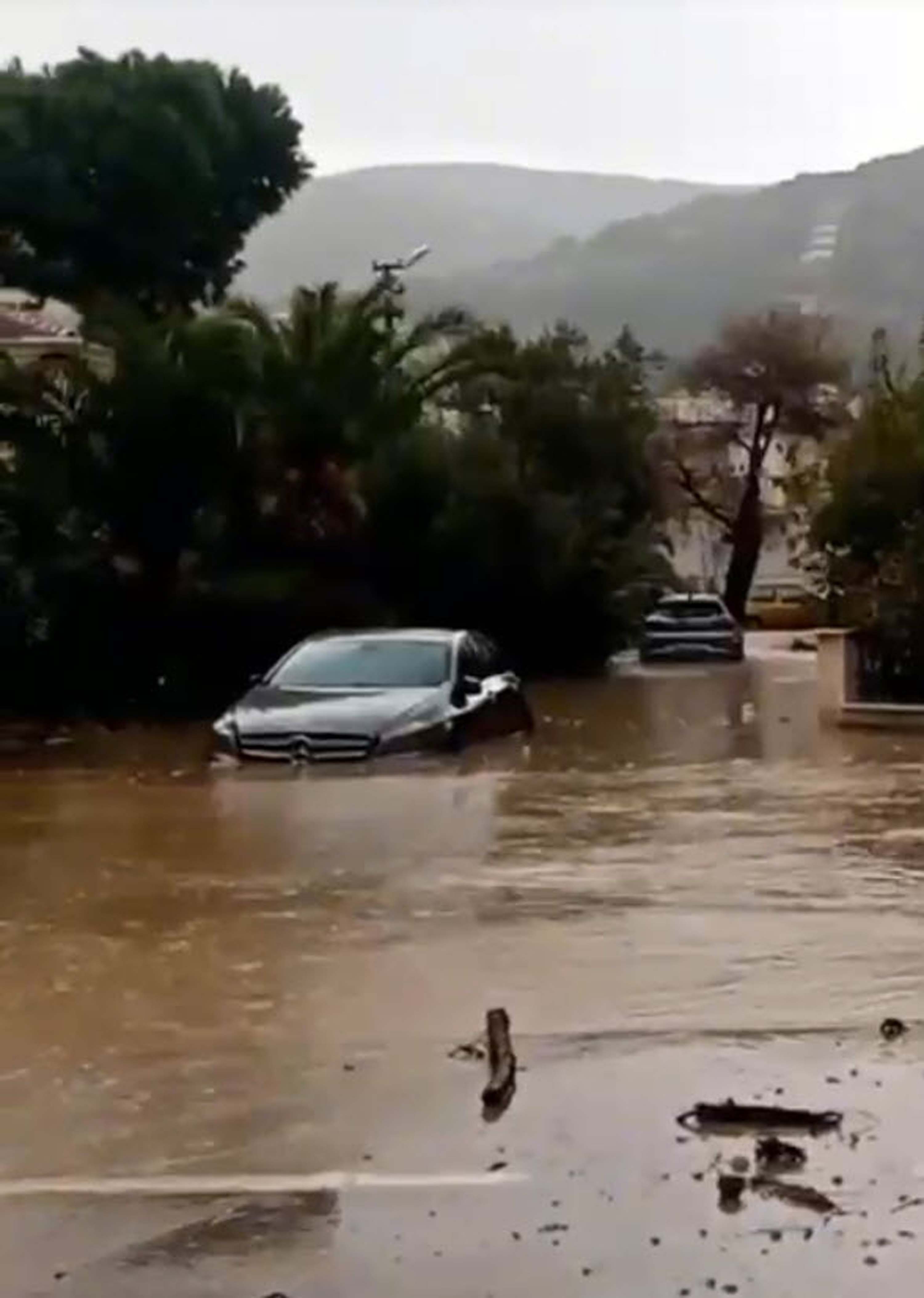 Foça'yı sağanak vurdu!
