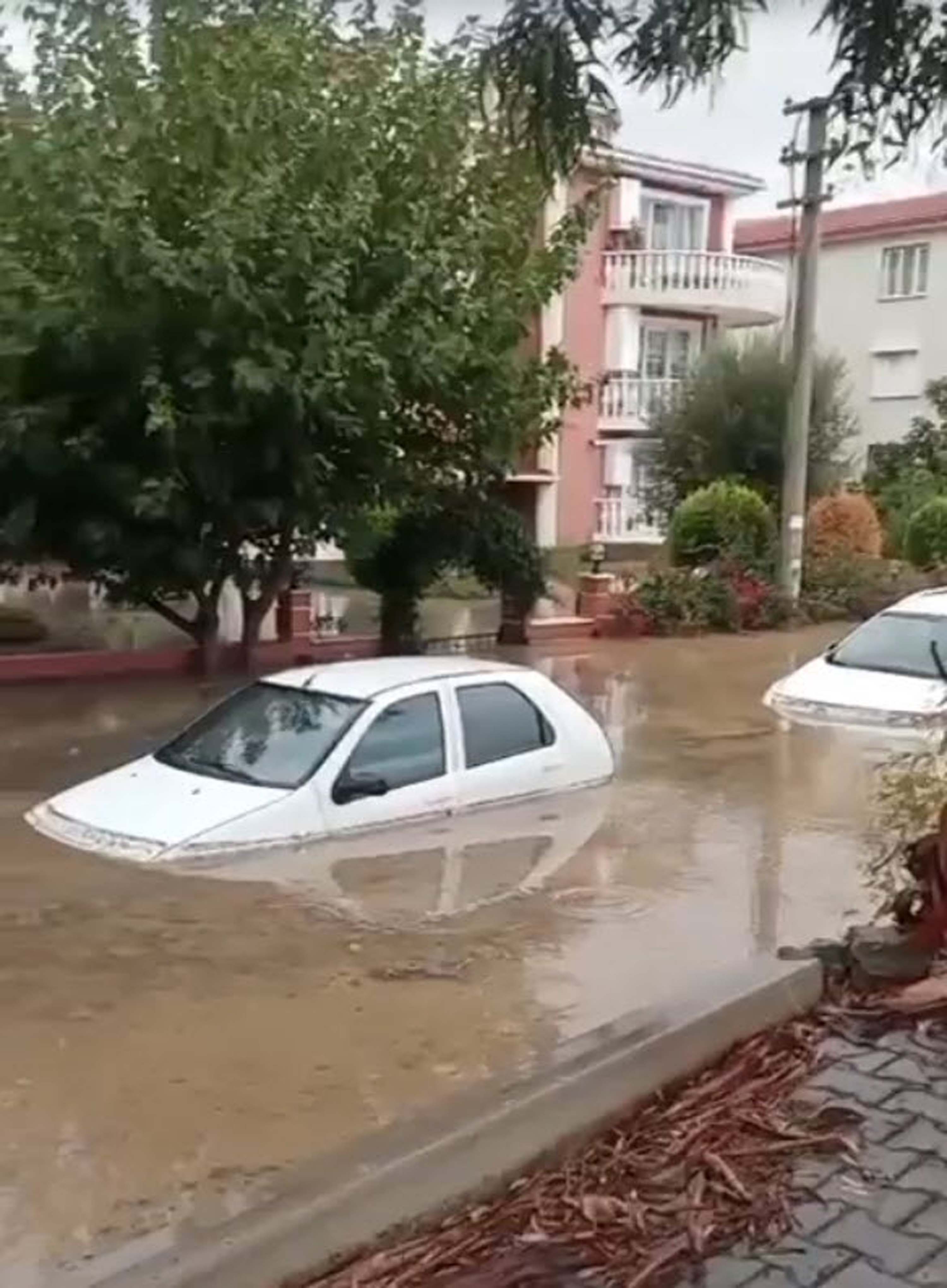 Foça'yı sağanak vurdu!
