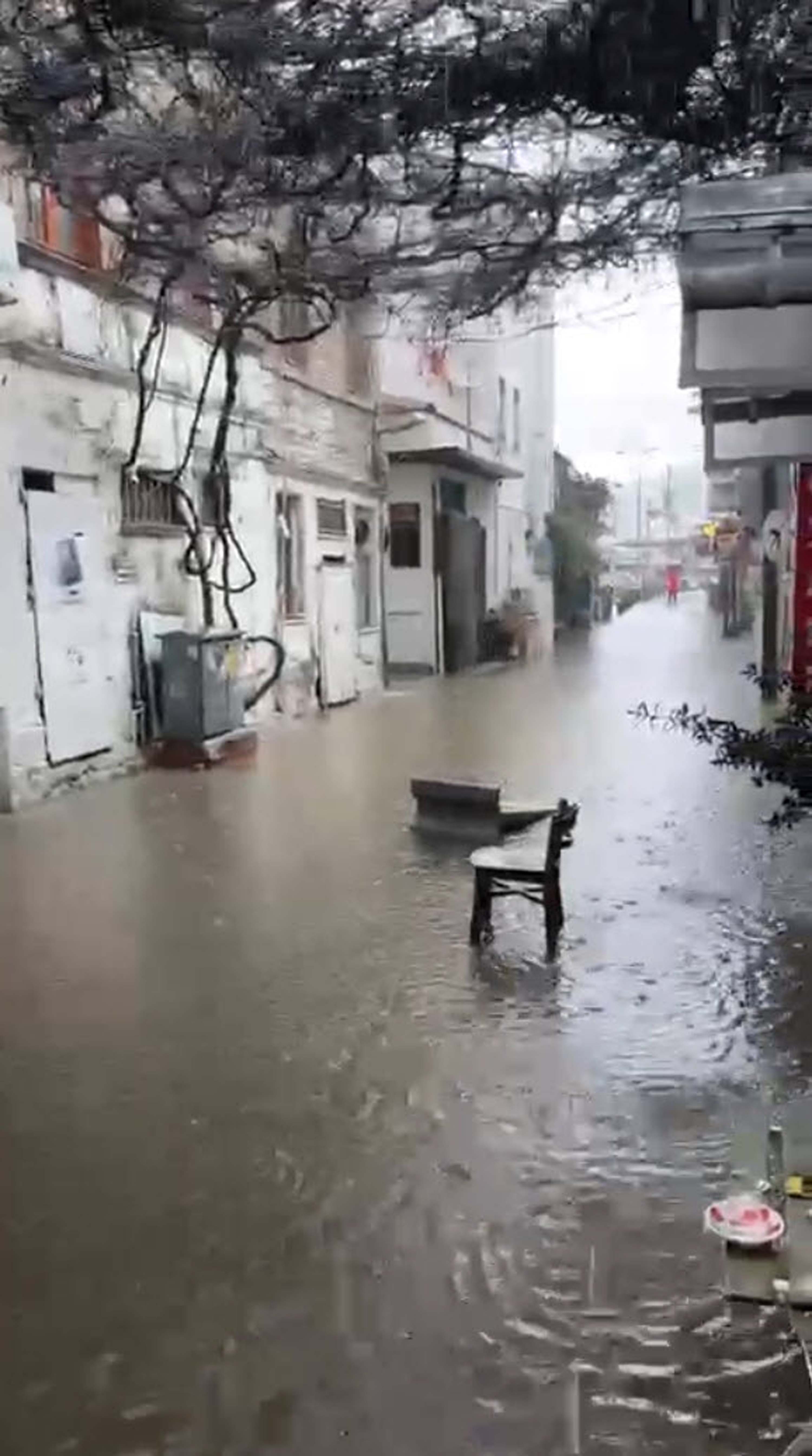 Foça'yı sağanak vurdu!