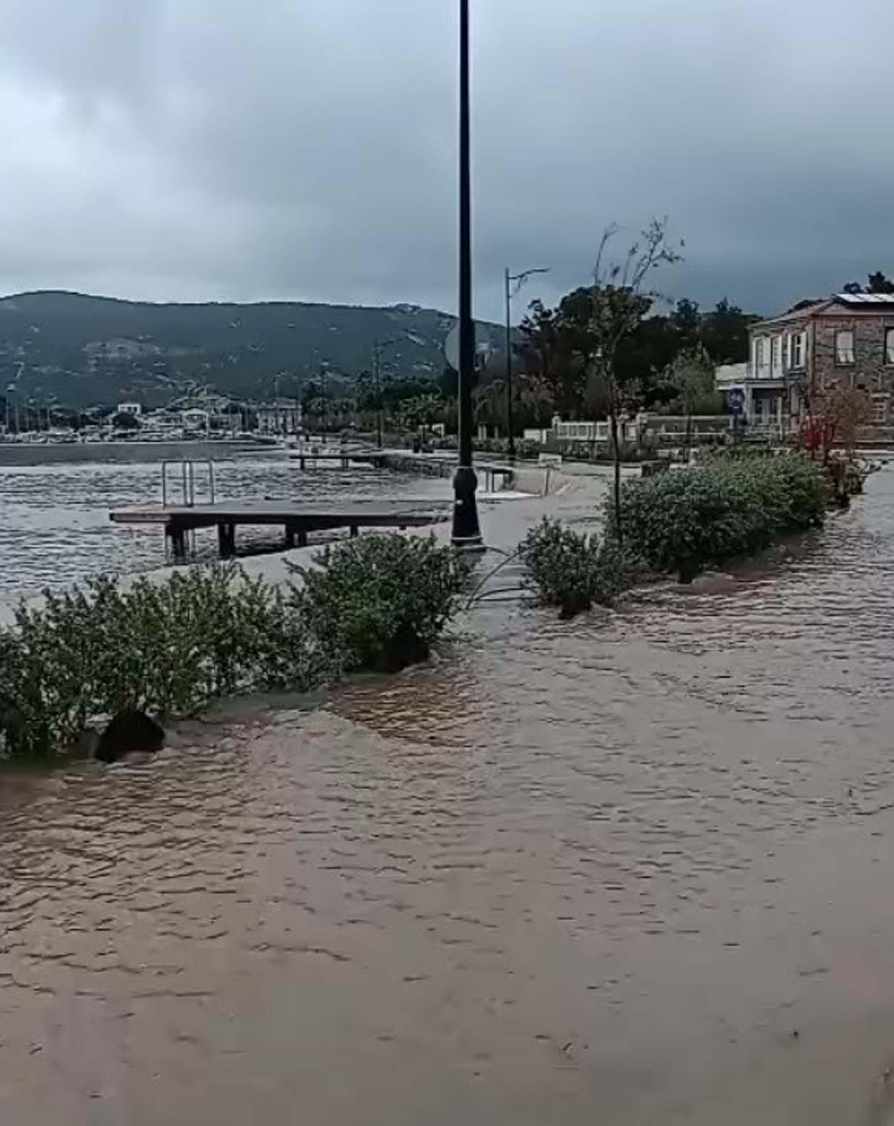 Foça'yı sağanak vurdu!