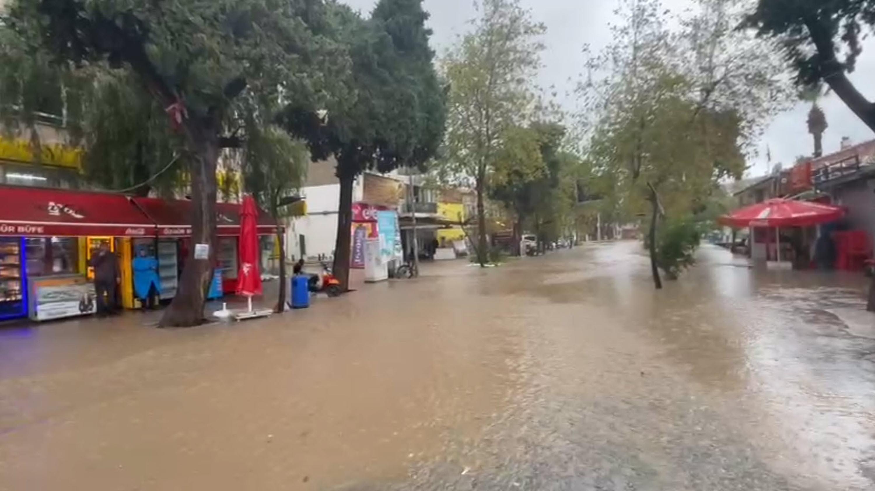 Foça'yı sağanak vurdu!