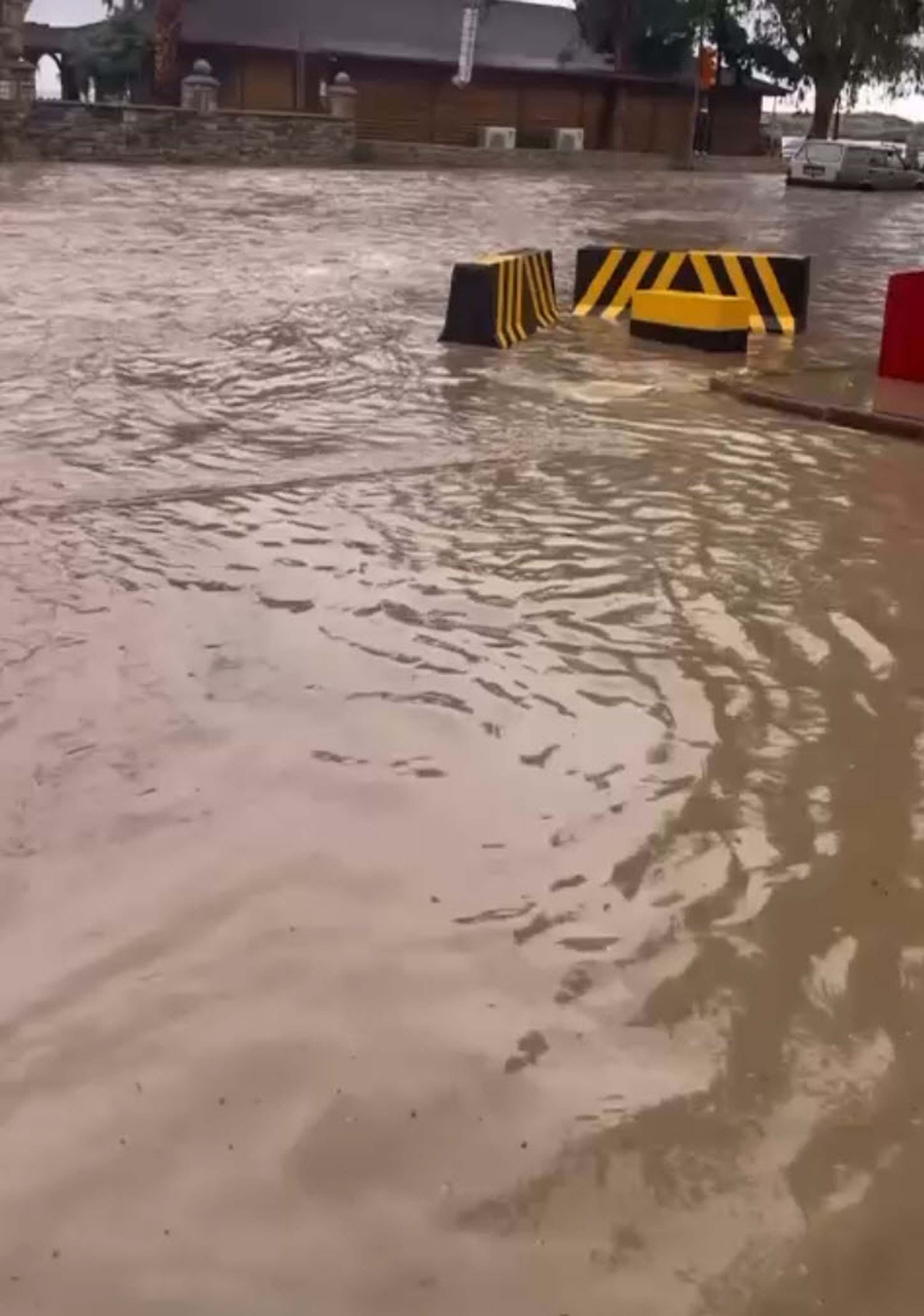 Foça'yı sağanak vurdu!