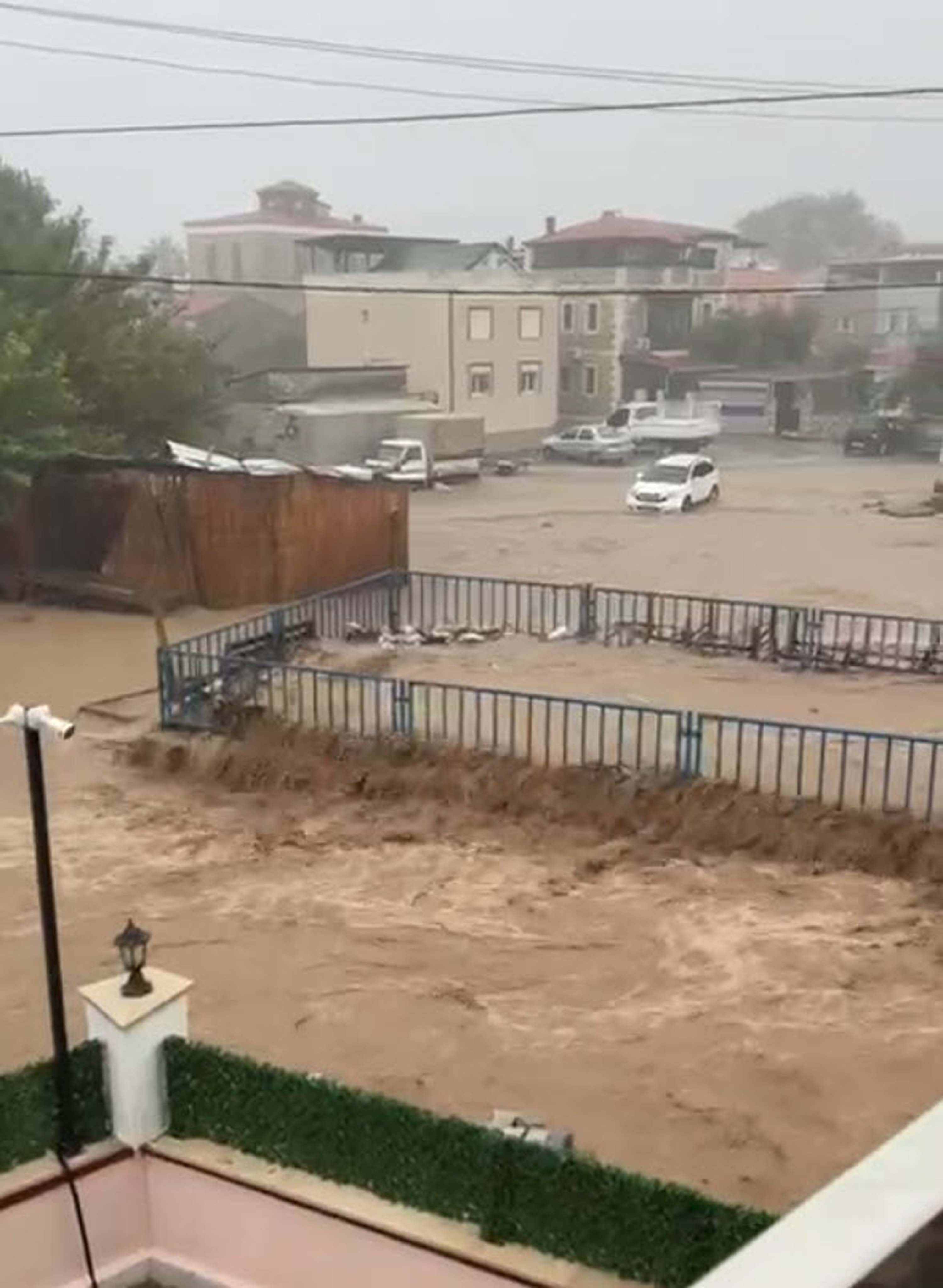 Foça'yı sağanak vurdu!