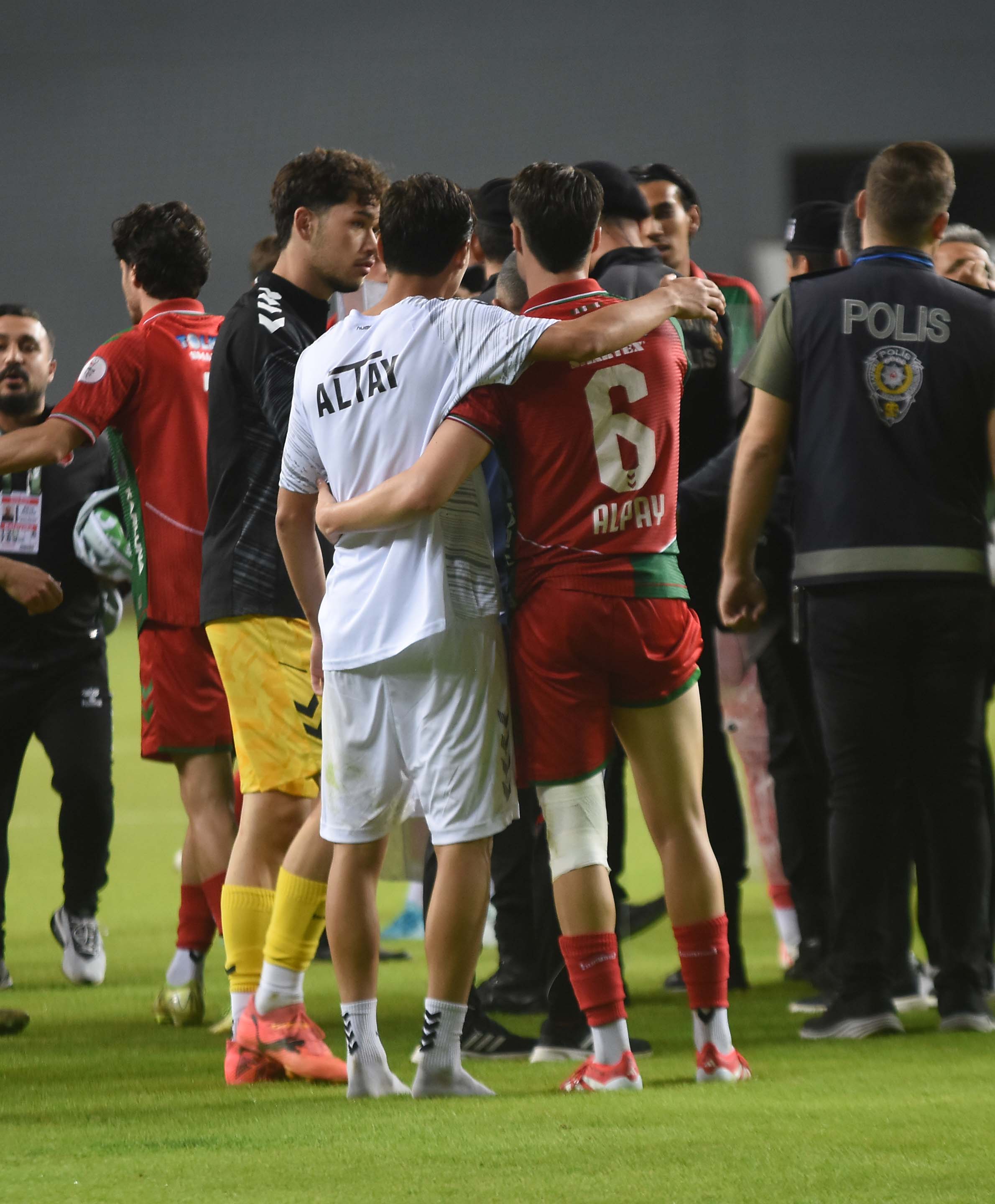 Altay-Karşıyaka mücadelesinden kareler...