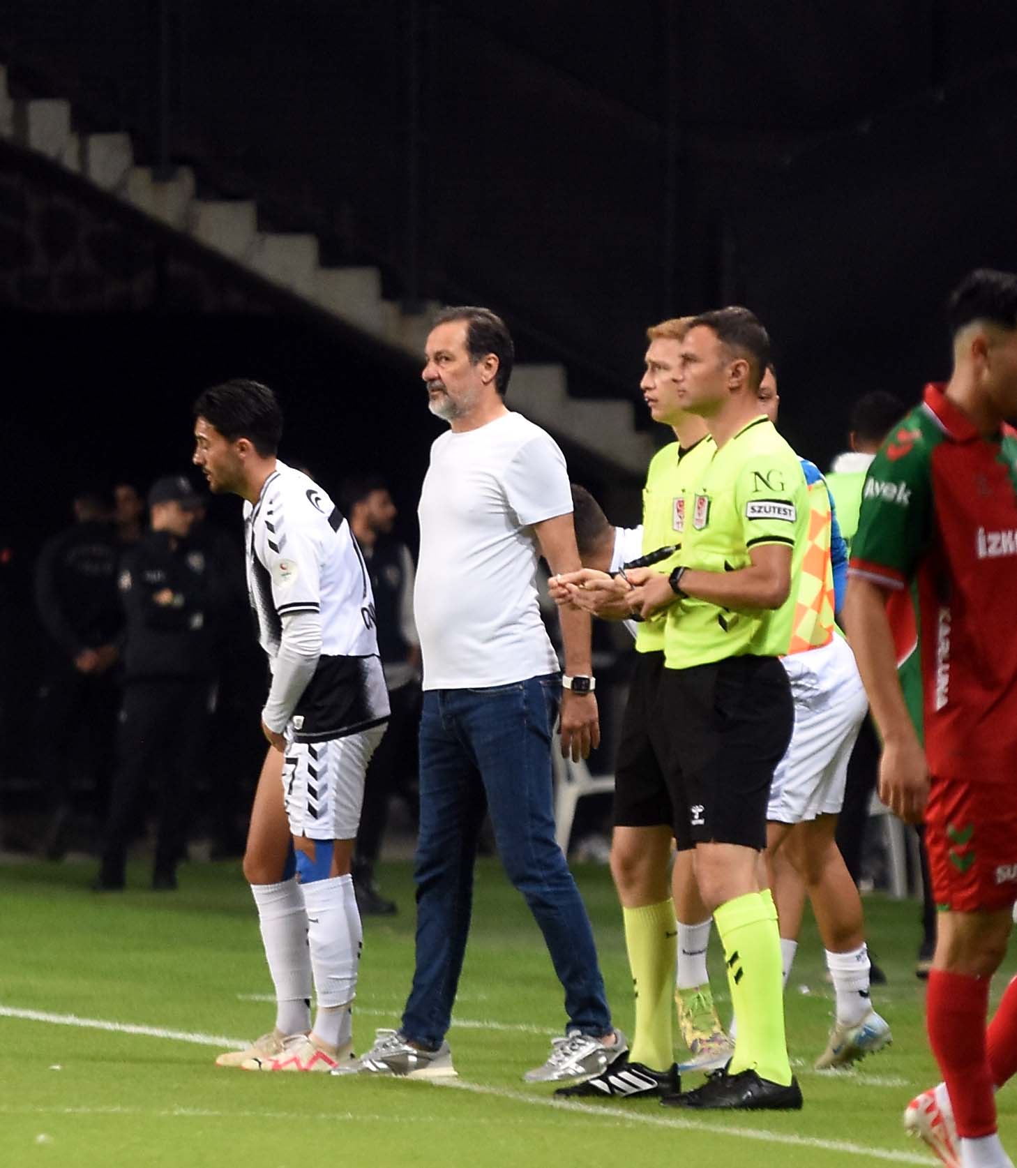 Altay-Karşıyaka mücadelesinden kareler...