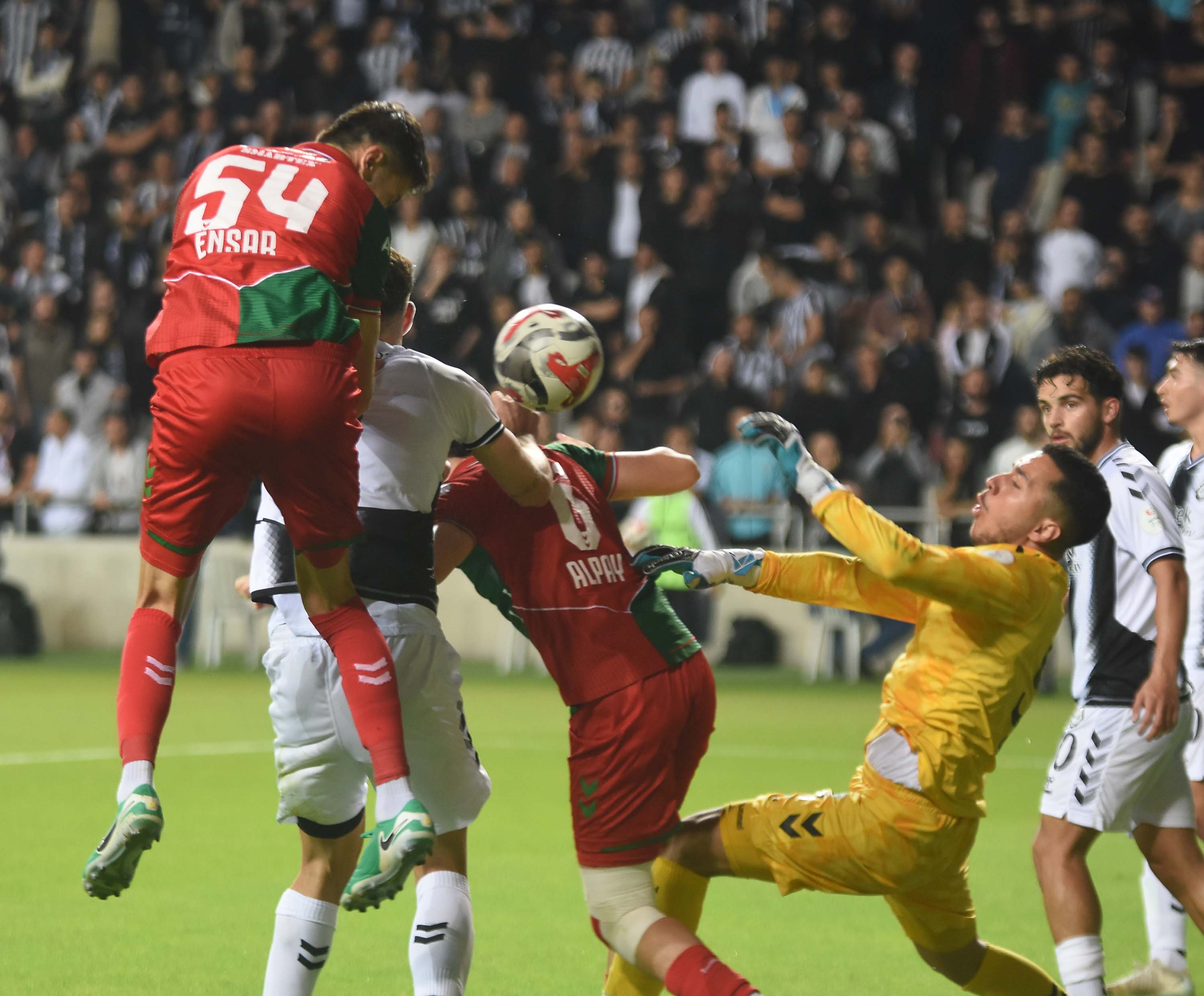 Altay-Karşıyaka mücadelesinden kareler...
