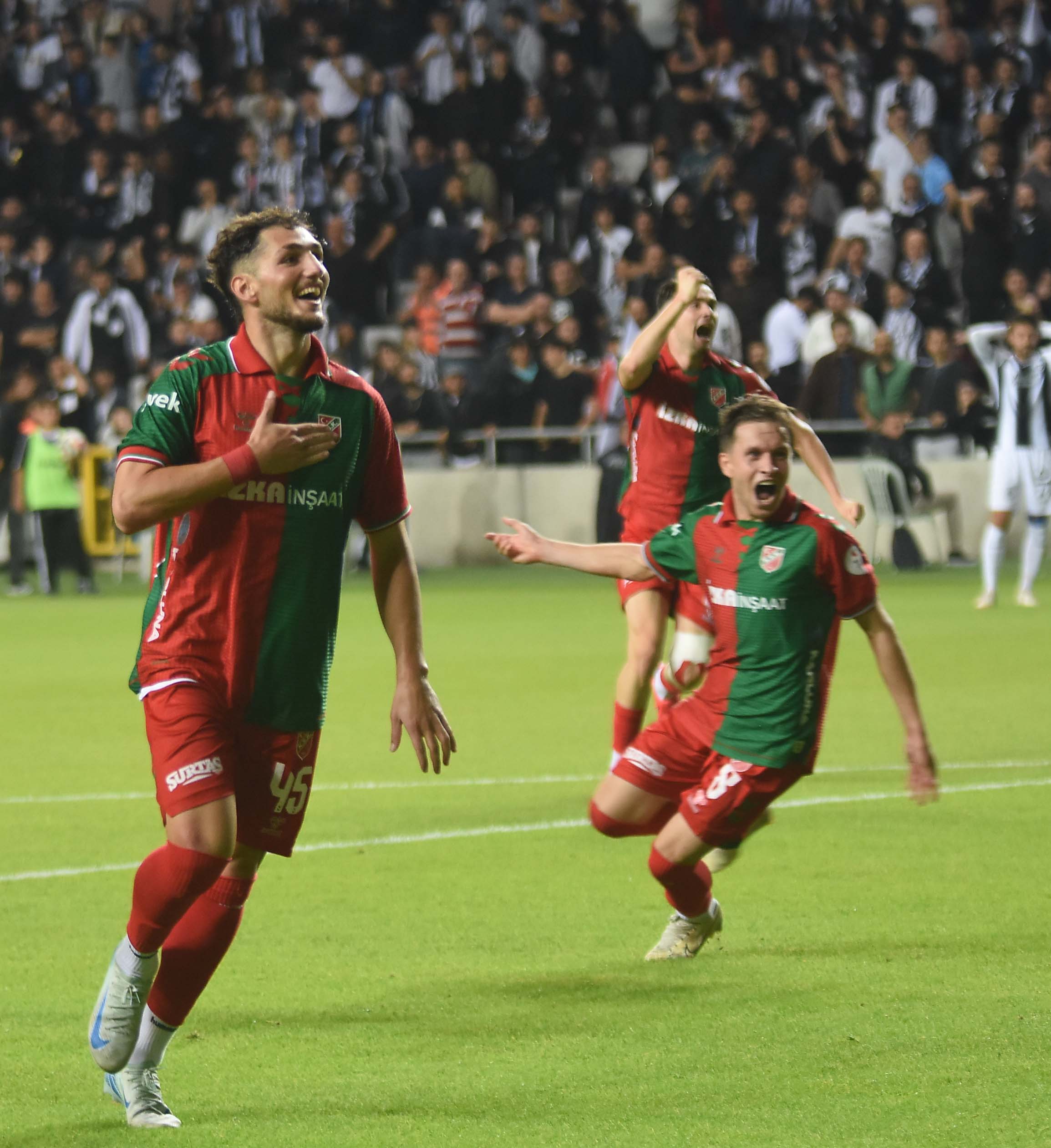 Altay-Karşıyaka mücadelesinden kareler...