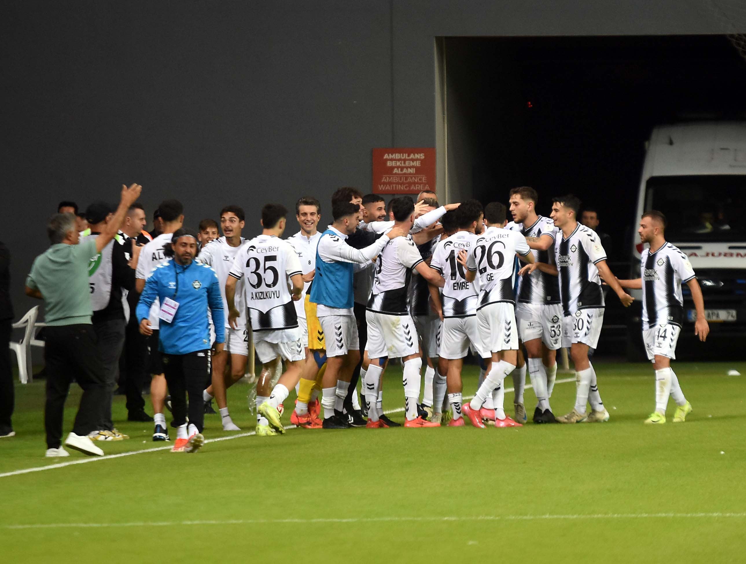 Altay-Karşıyaka mücadelesinden kareler...