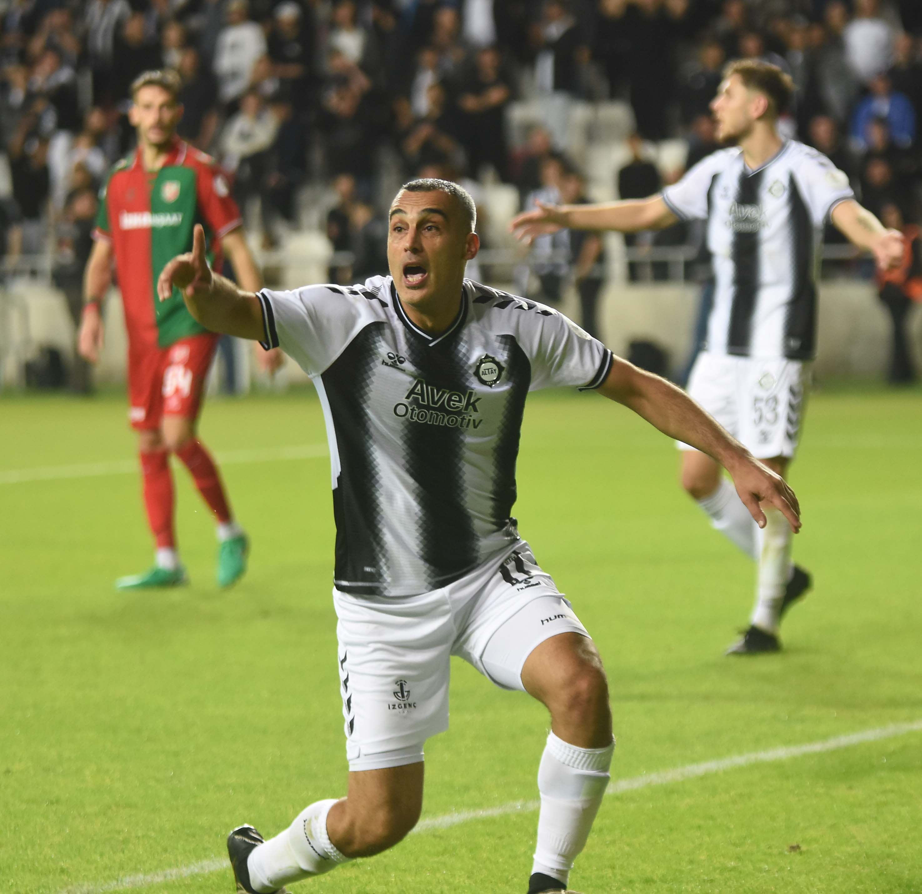 Altay-Karşıyaka mücadelesinden kareler...