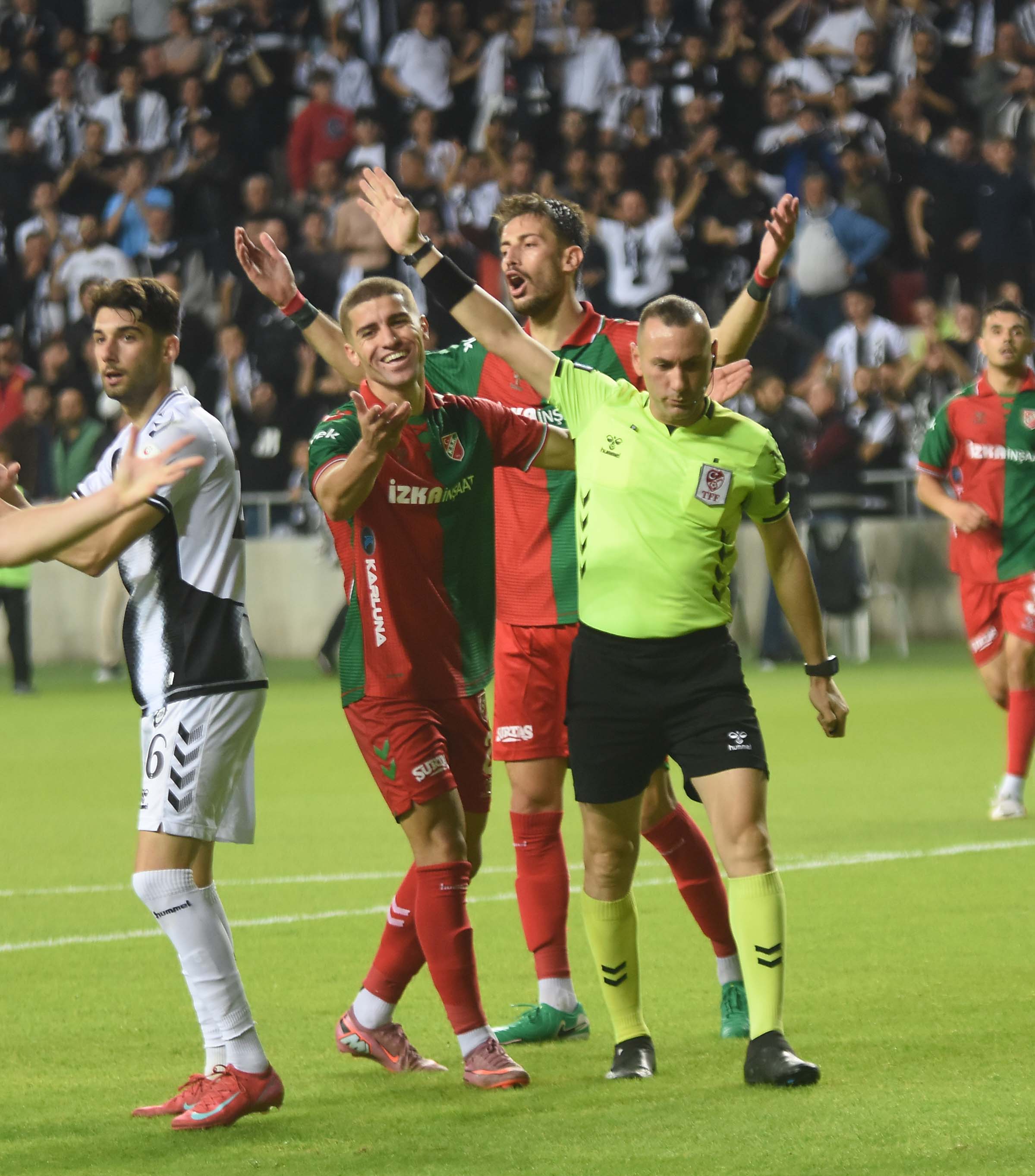 Altay-Karşıyaka mücadelesinden kareler...