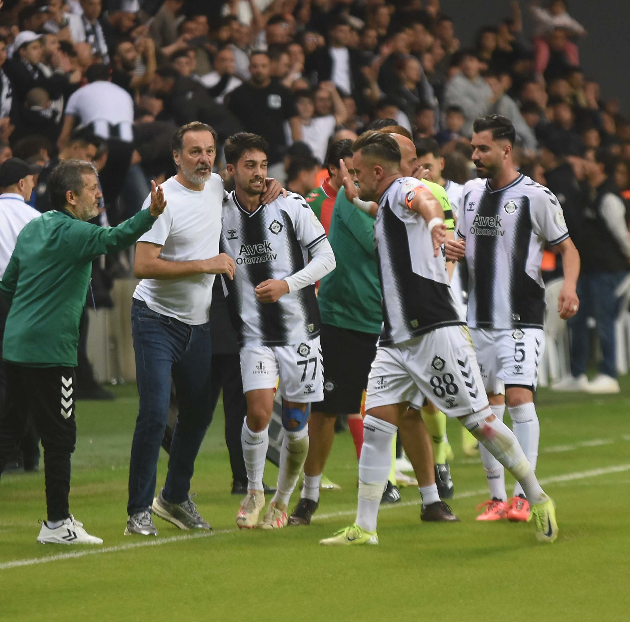 Altay-Karşıyaka mücadelesinden kareler...