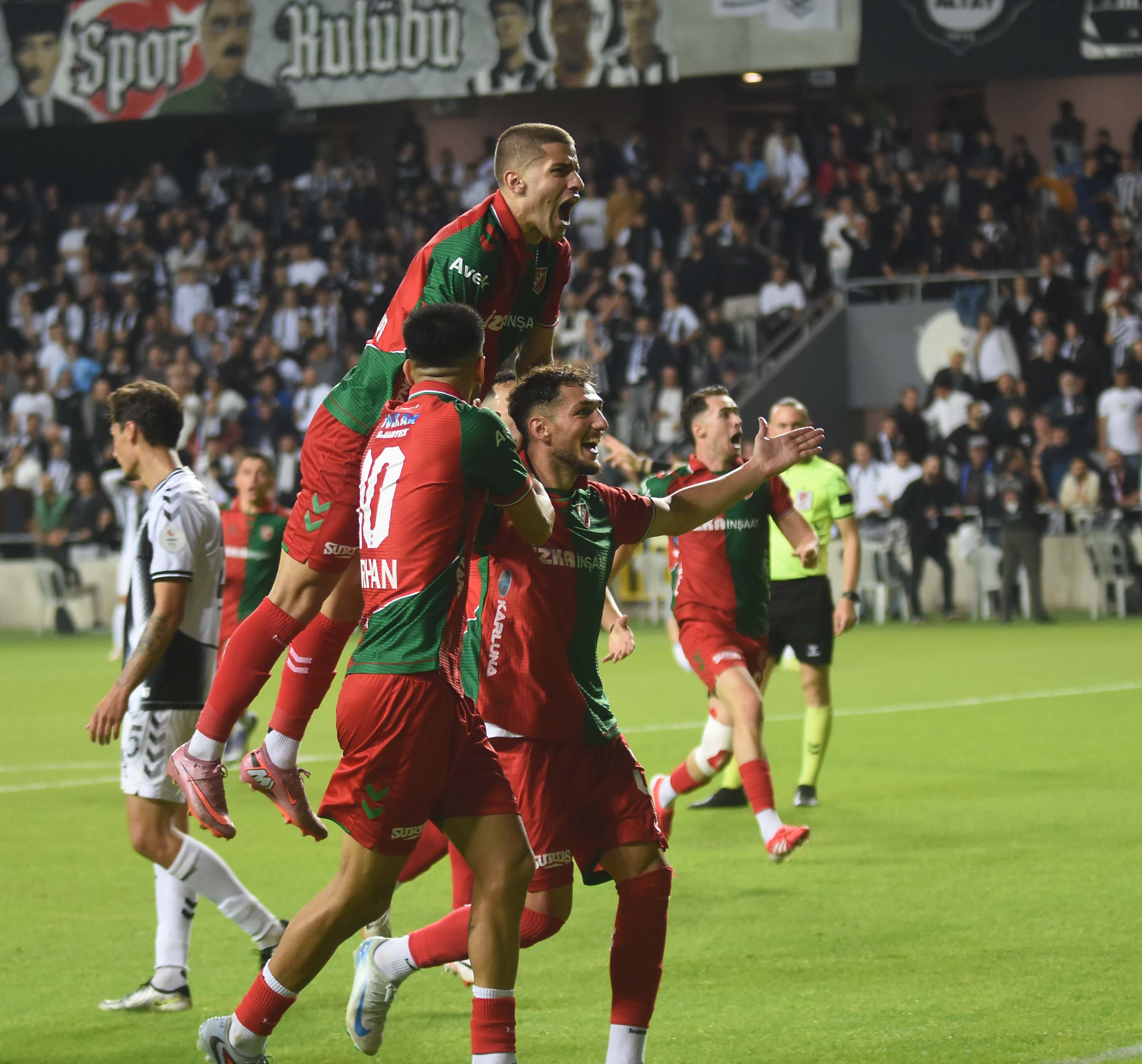 Altay-Karşıyaka mücadelesinden kareler...