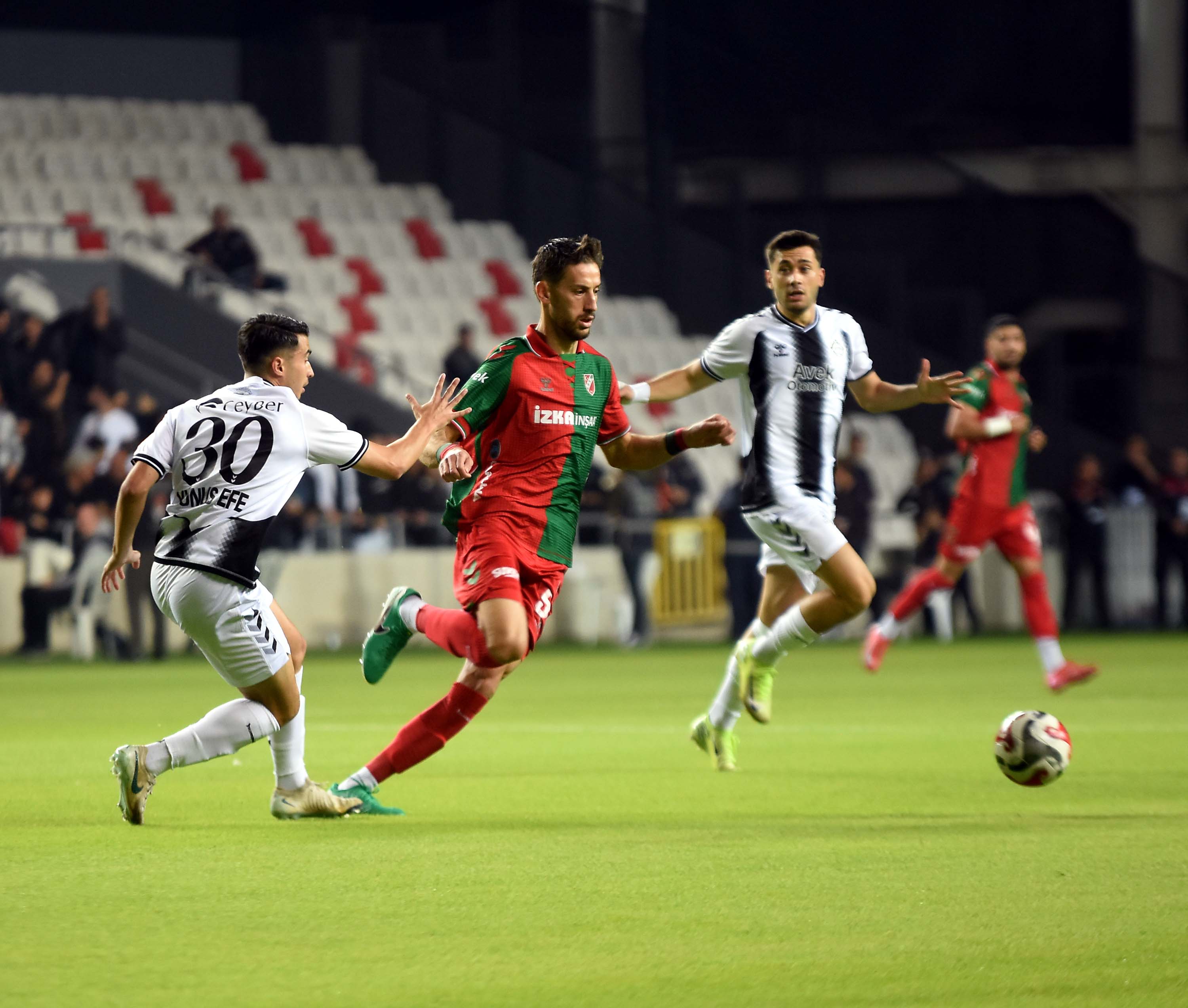 Altay-Karşıyaka mücadelesinden kareler...