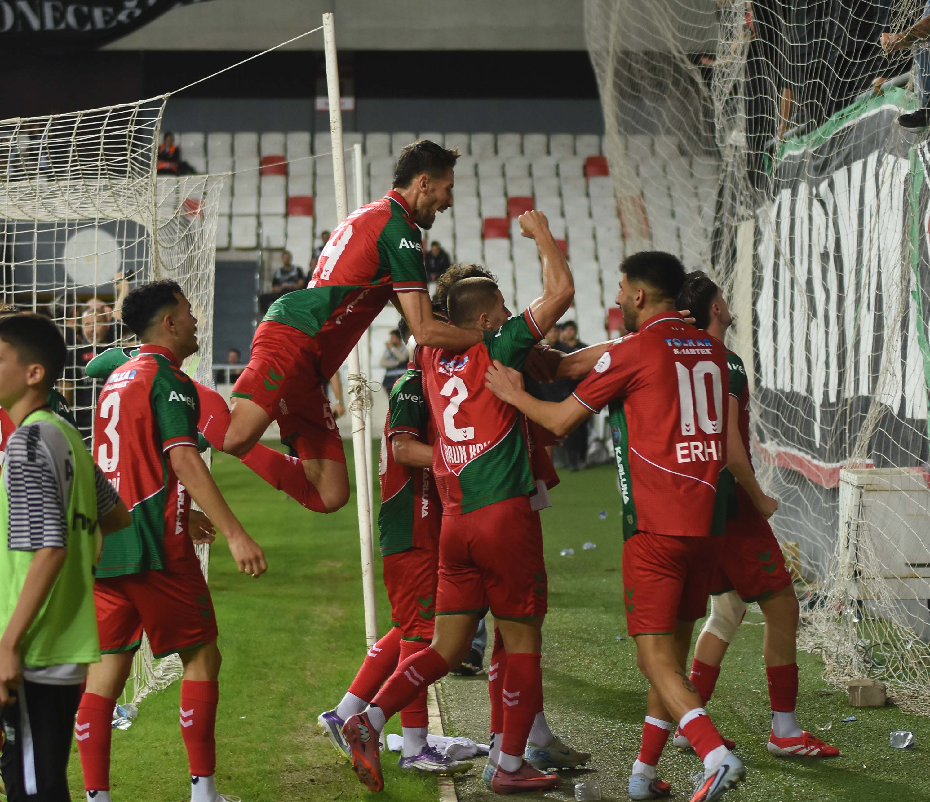 Altay-Karşıyaka mücadelesinden kareler...