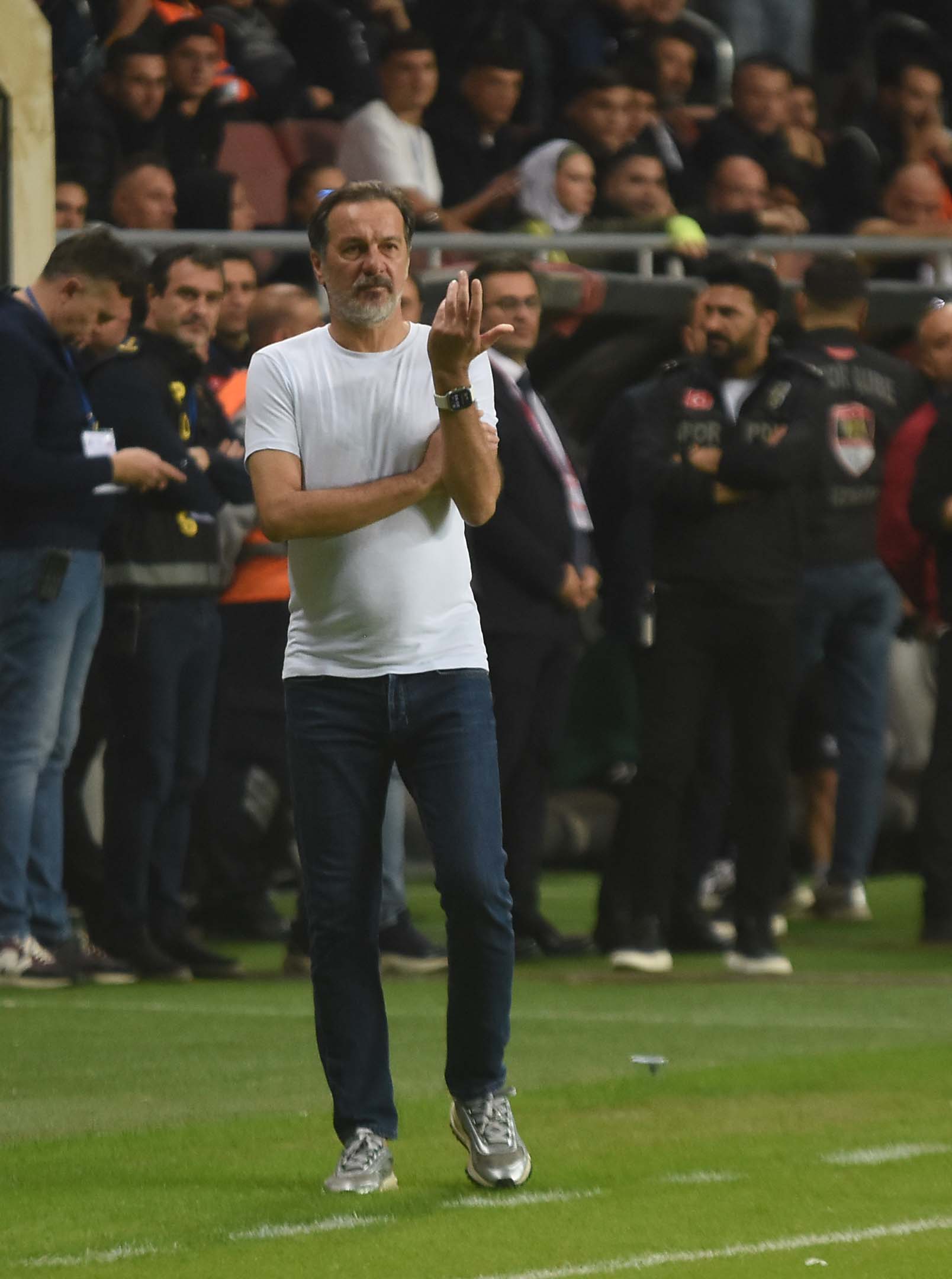 Altay-Karşıyaka mücadelesinden kareler...