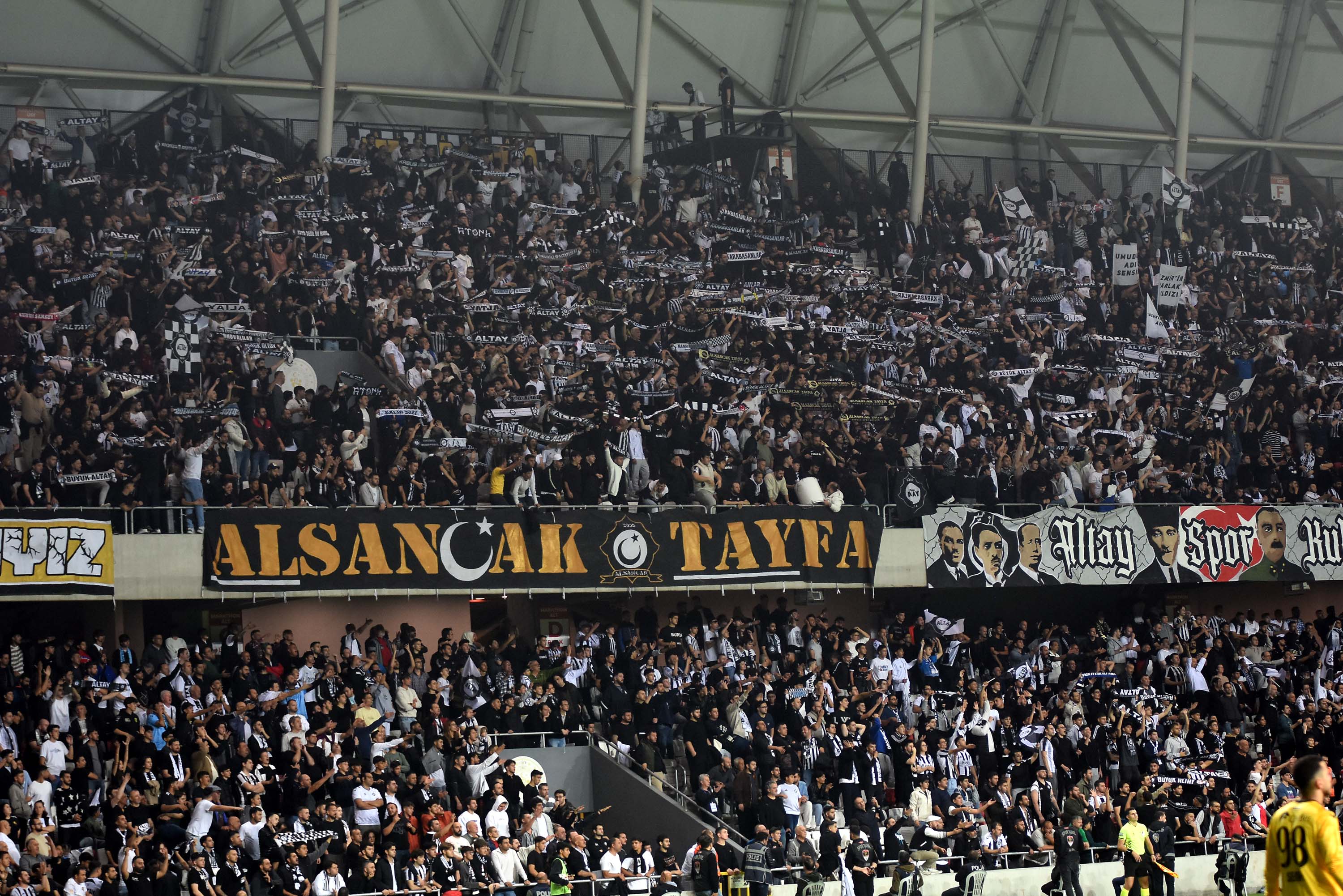 Altay-Karşıyaka mücadelesinden kareler...