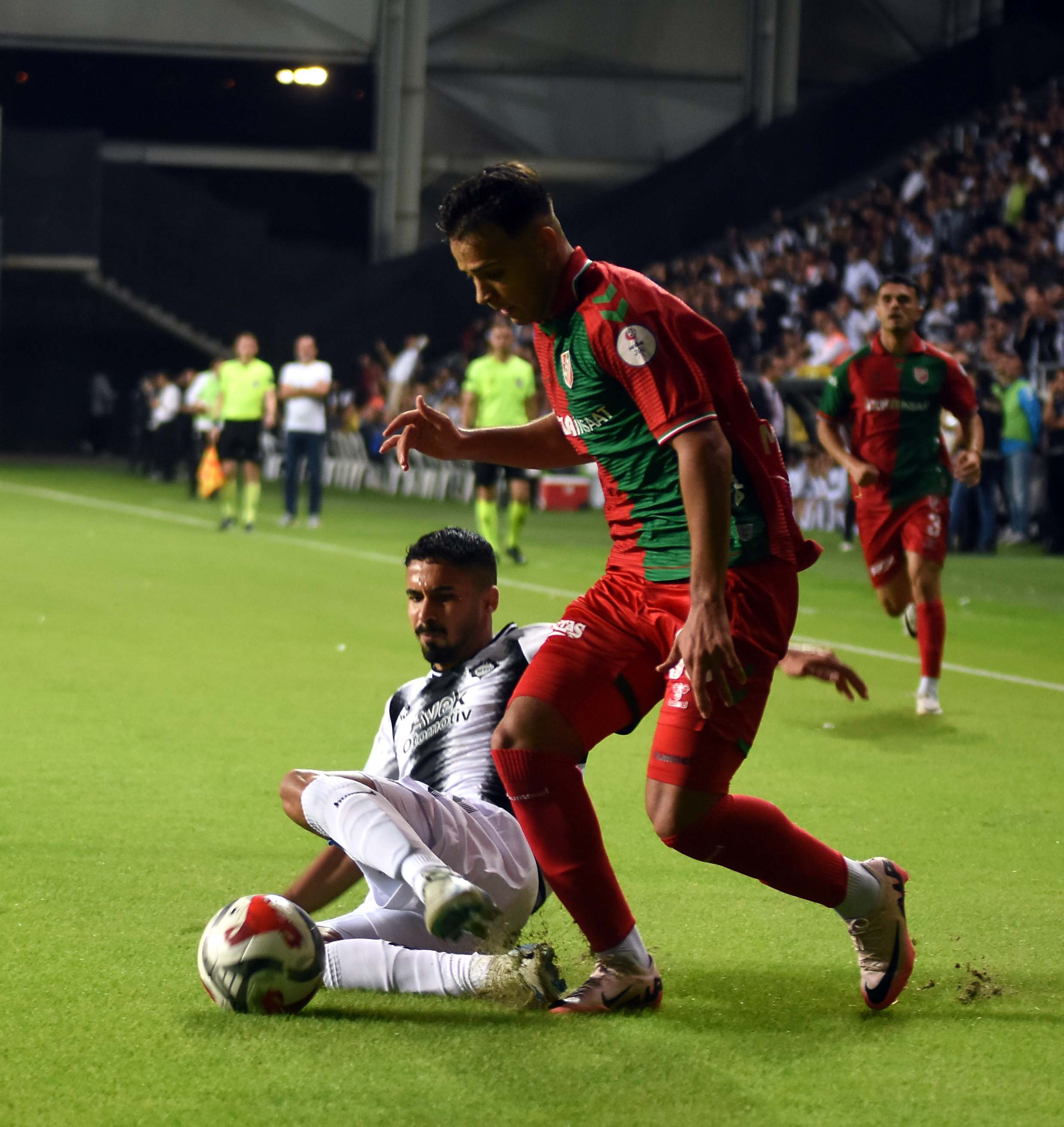 Altay-Karşıyaka mücadelesinden kareler...