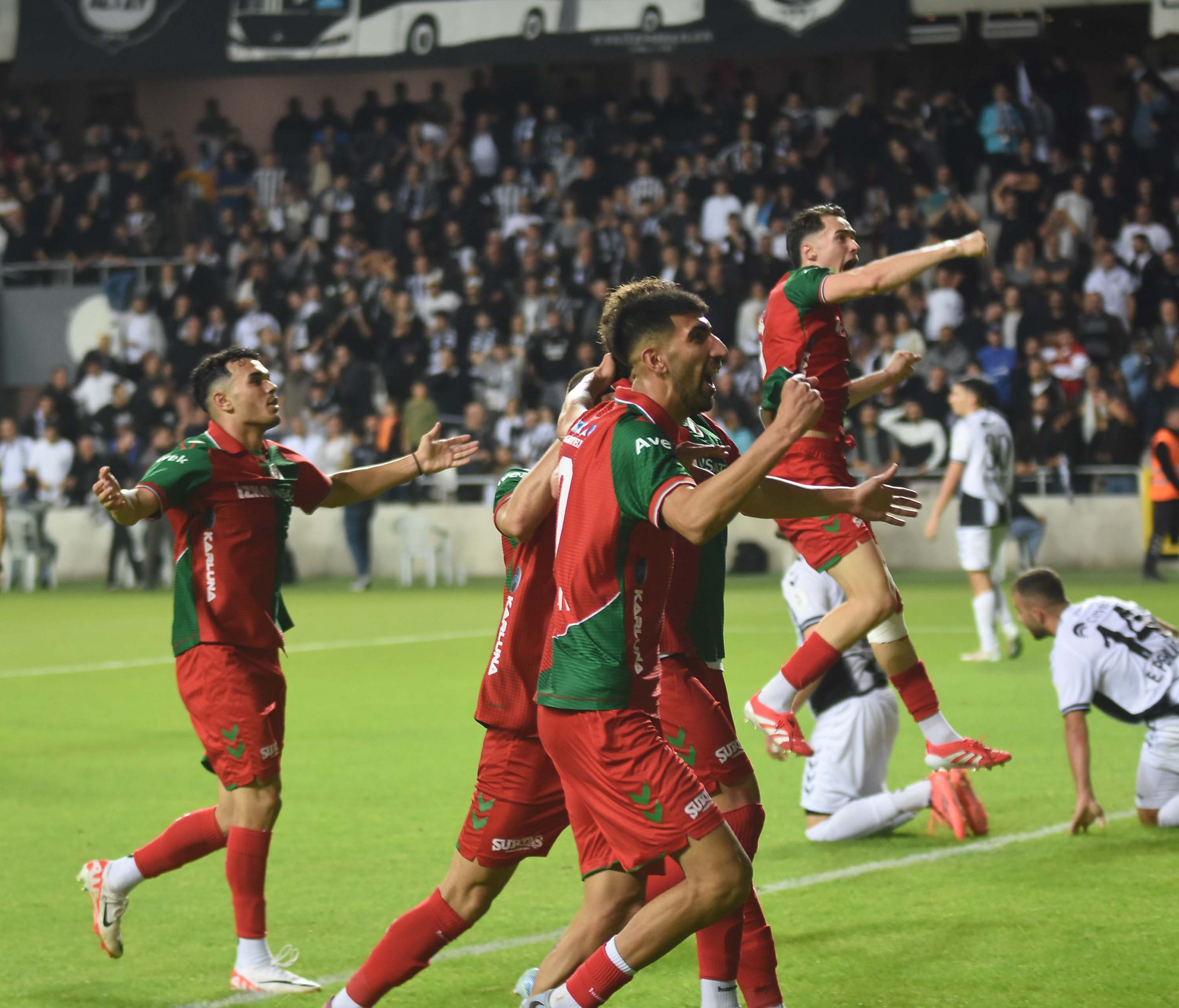 Altay-Karşıyaka mücadelesinden kareler...