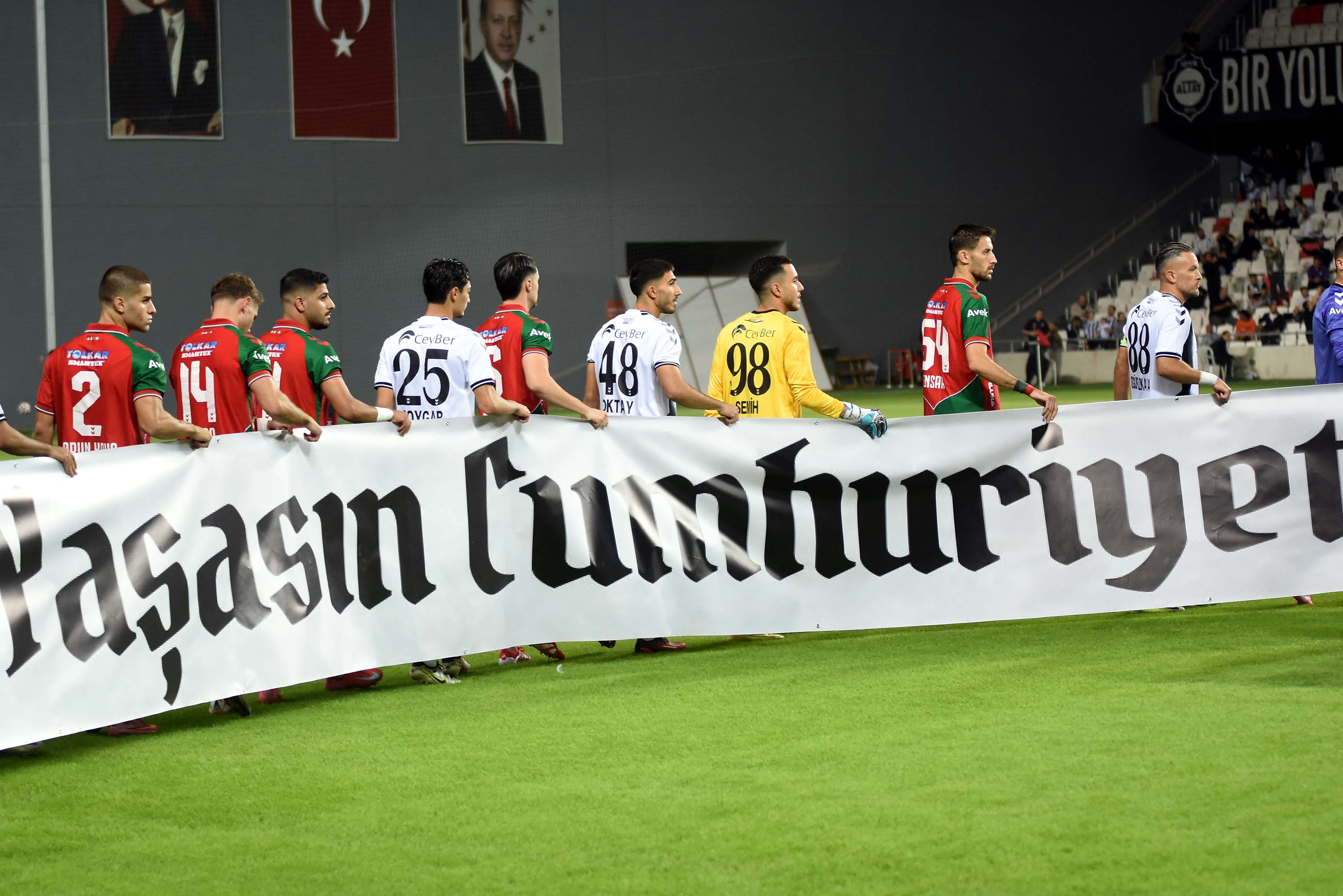 Altay-Karşıyaka mücadelesinden kareler...