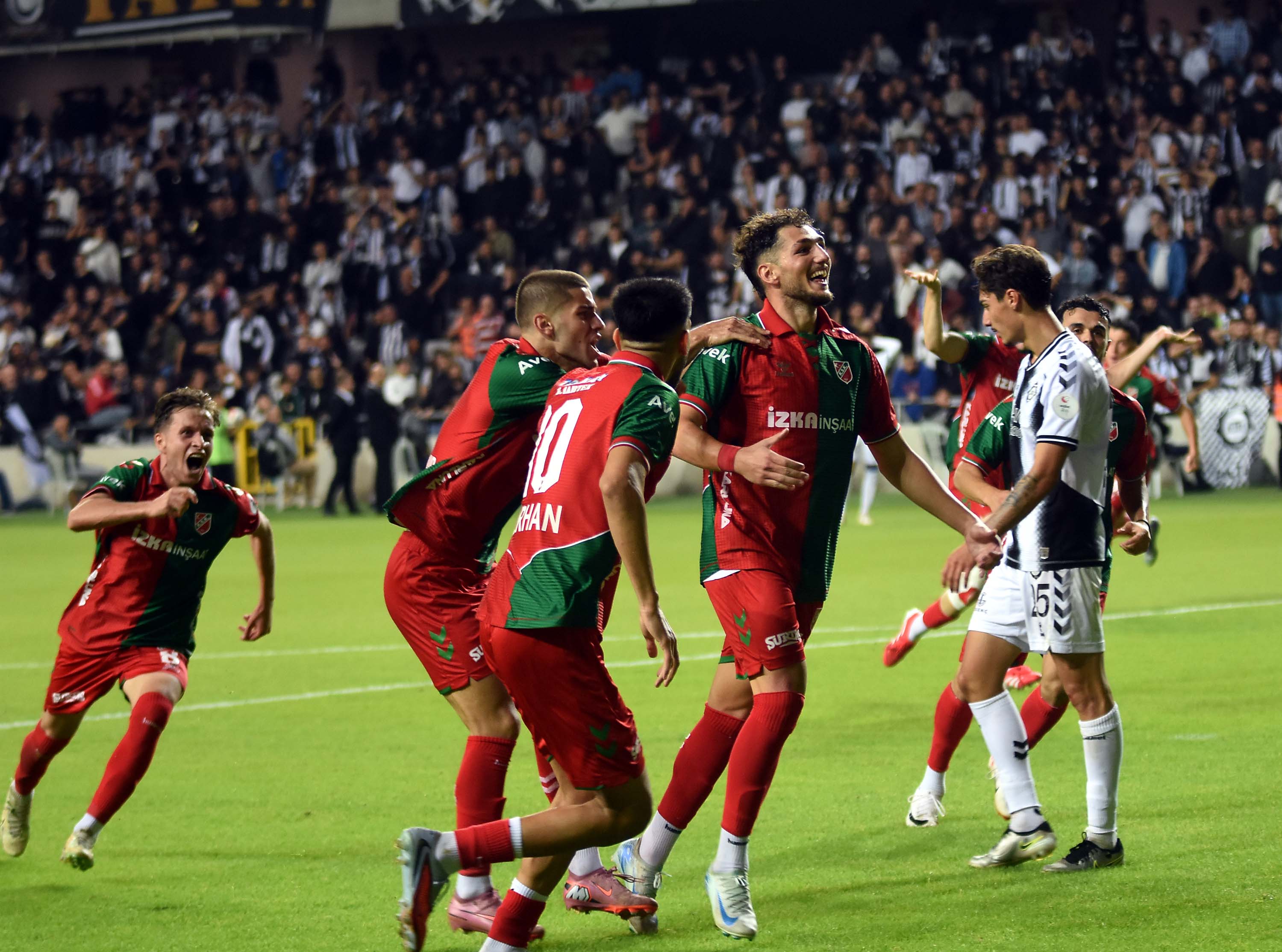 Altay-Karşıyaka mücadelesinden kareler...