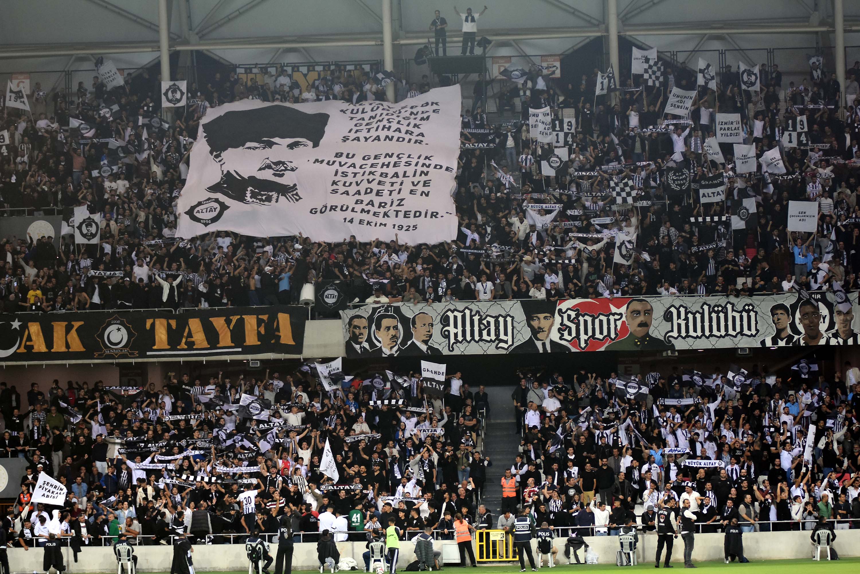 Altay-Karşıyaka mücadelesinden kareler...