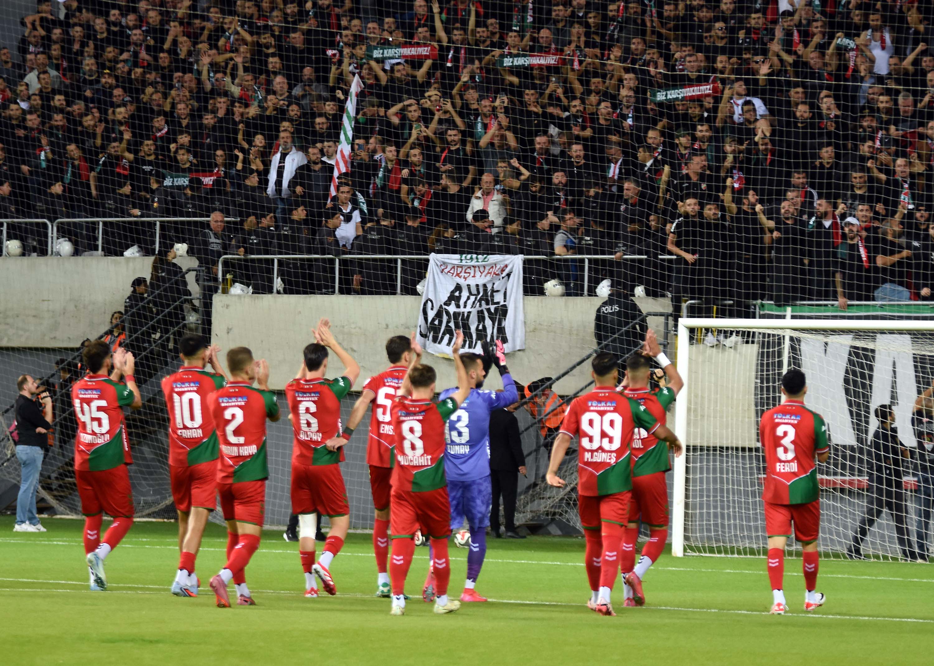 Altay-Karşıyaka mücadelesinden kareler...