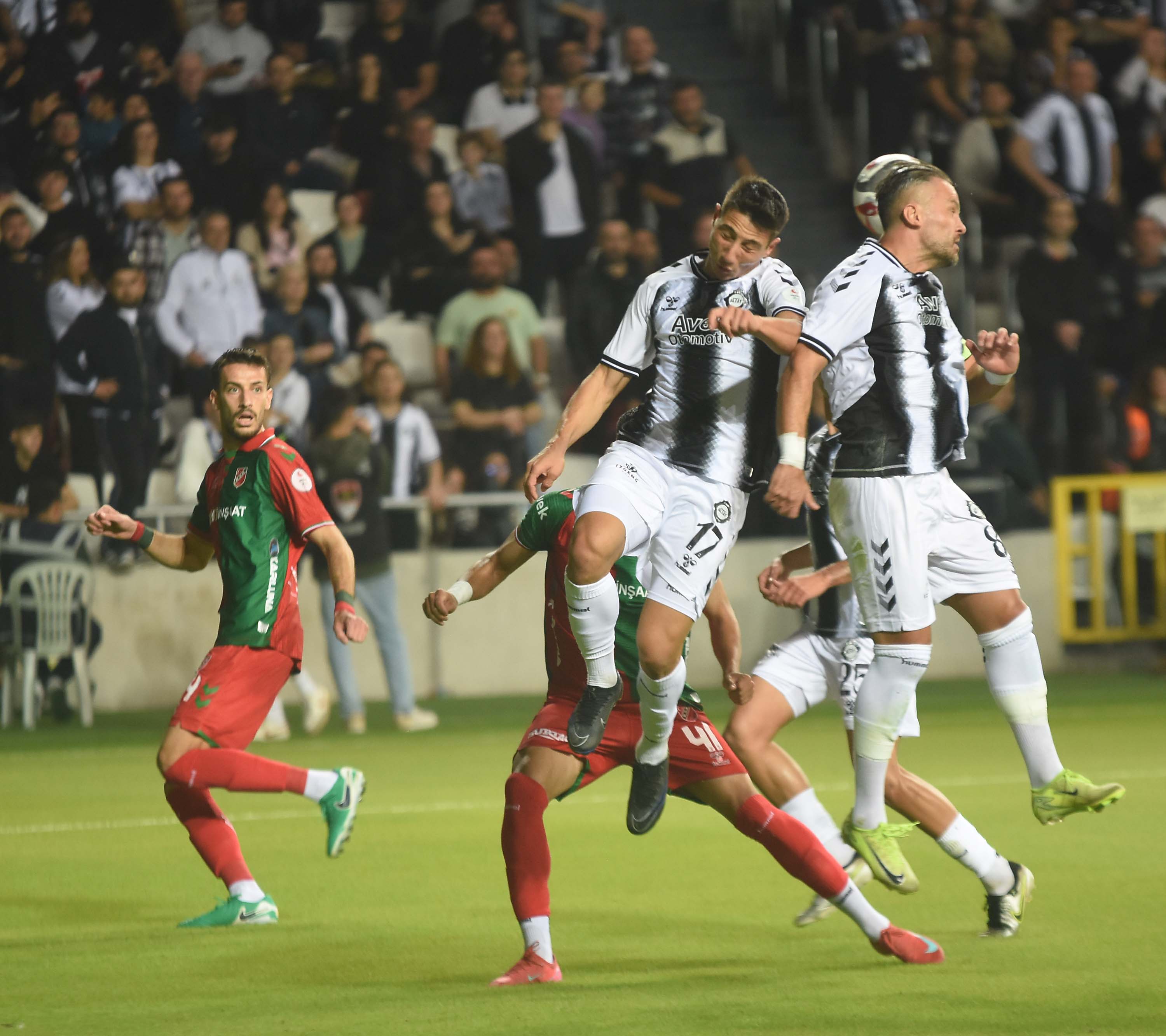 Altay-Karşıyaka mücadelesinden kareler...