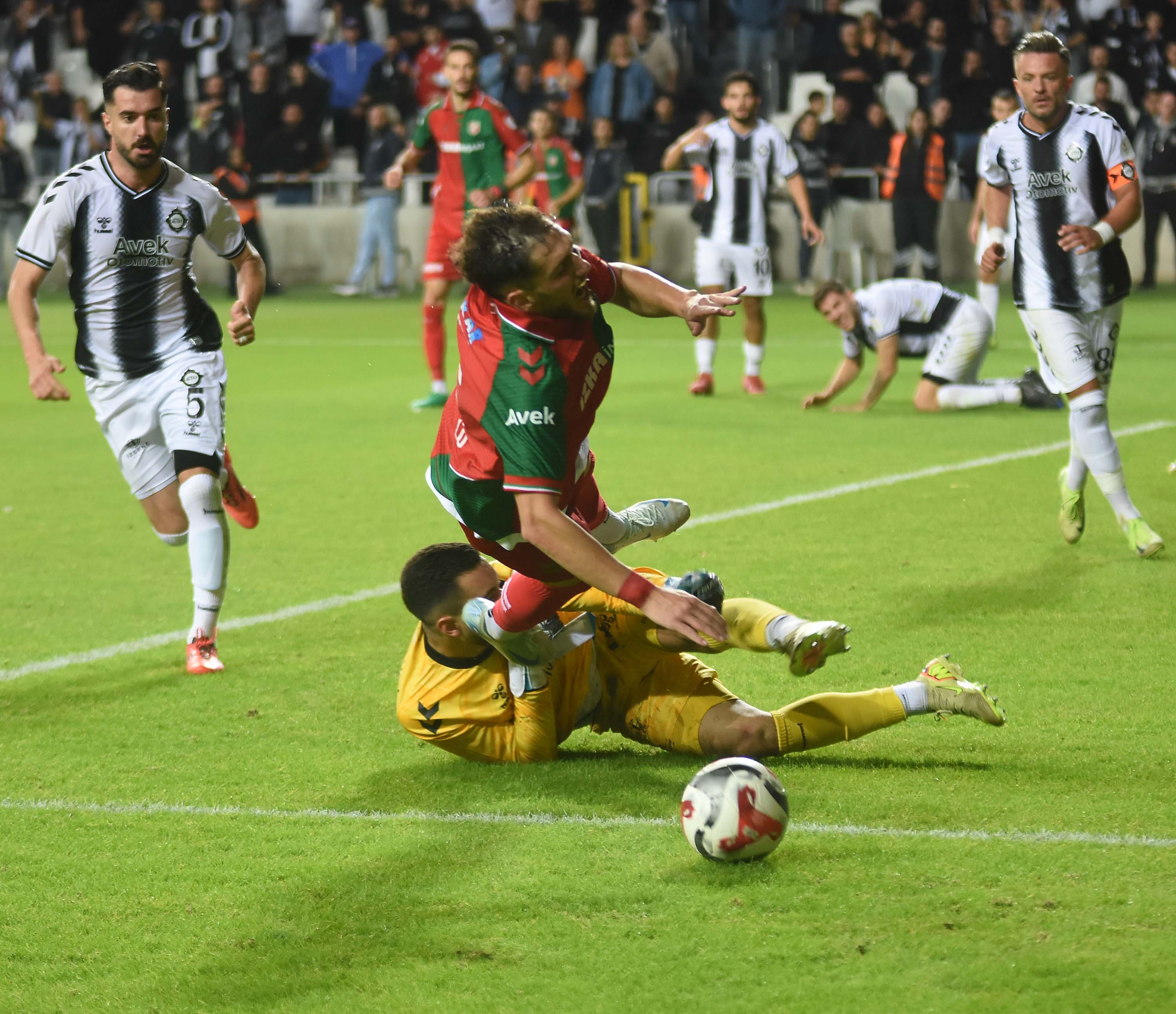 Altay-Karşıyaka mücadelesinden kareler...